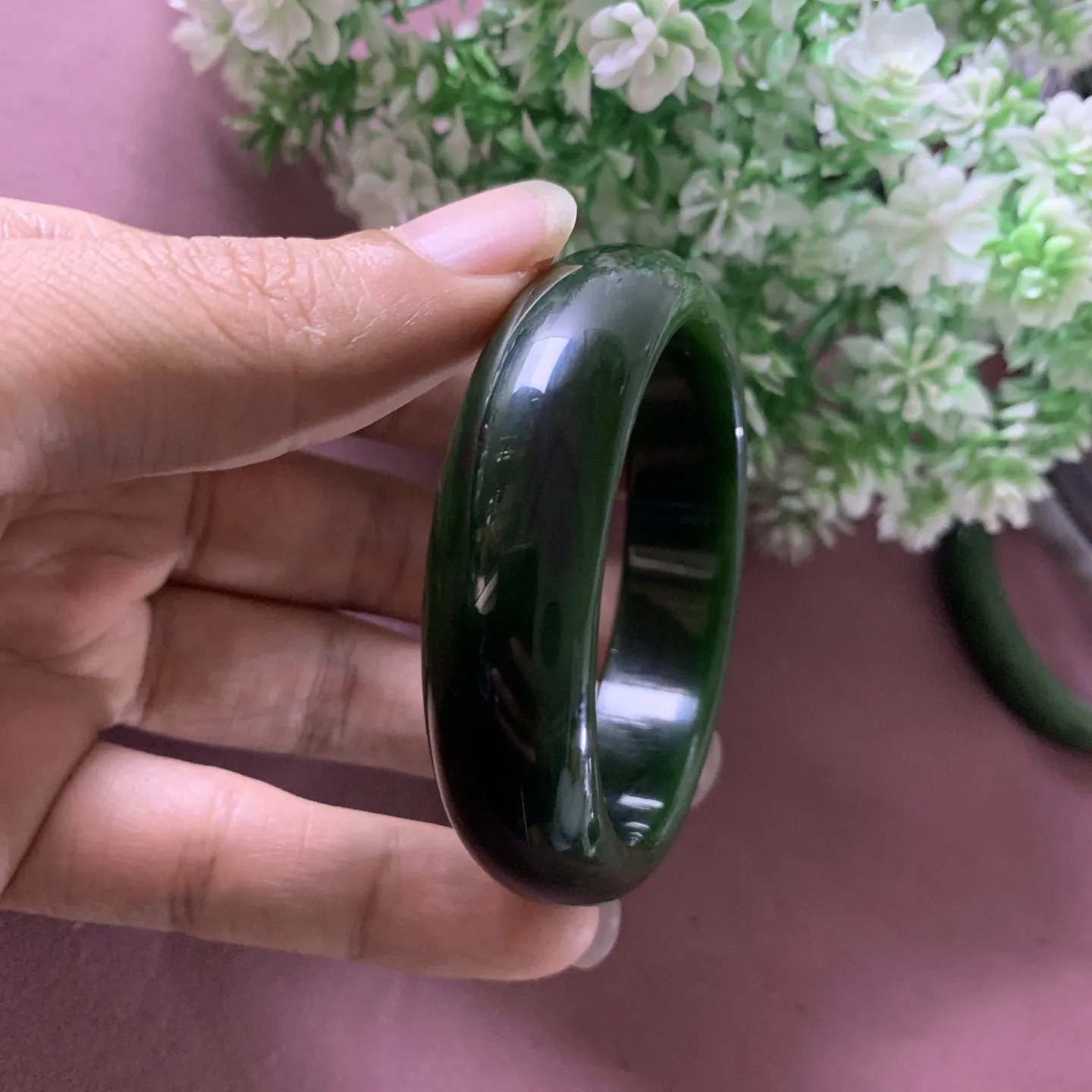 和田玉碧玉53圈口菠菜绿宽版手镯，圈口53宽15.6mm 重54.3克，玉质细腻油润，密度紧凑，琢型