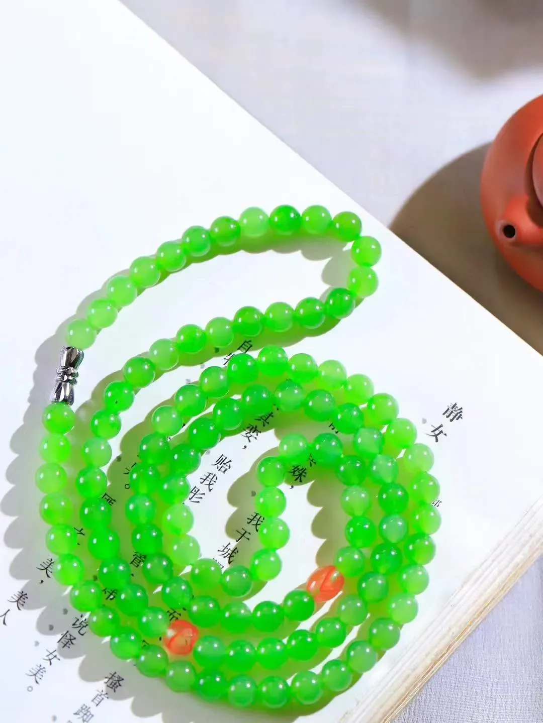 【珠圆玉润.项链】

精品和田玉碧玉珠圆玉润项链 玉质温润细腻  整串打磨圆润，佩戴舒适。珠珠落玉盘，间关莺语花底滑，一生美好时光，无论身在何处，都有它相伴相守。事事顺遂，幸福美满，吉祥如意。重42.3克 尺寸取一6.3mm  791073078A