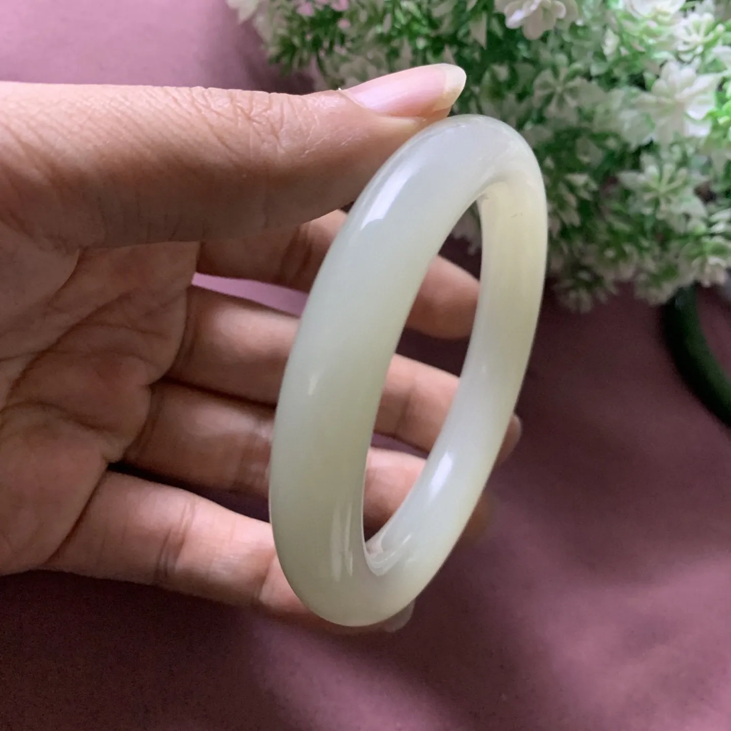 和田玉58.3圈口晴水色手镯，玉质细腻油润，密度紧凑，琢型圆润，高脂粉，品相大，佩戴端庄典雅