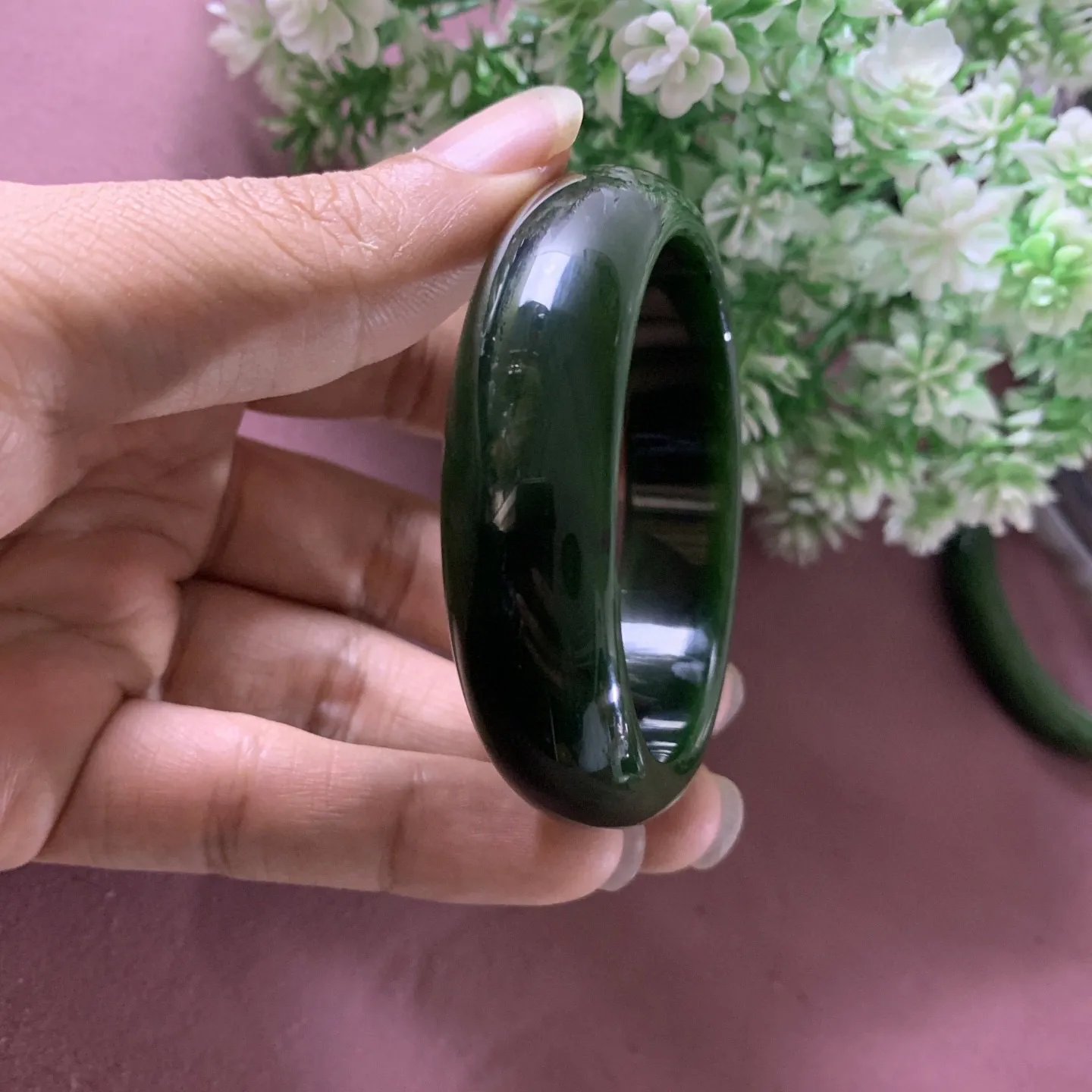 和田玉碧玉53圈口菠菜绿宽版手镯，圈口53宽15.6mm 重54.3克，玉质细腻油润，密度紧凑，琢型