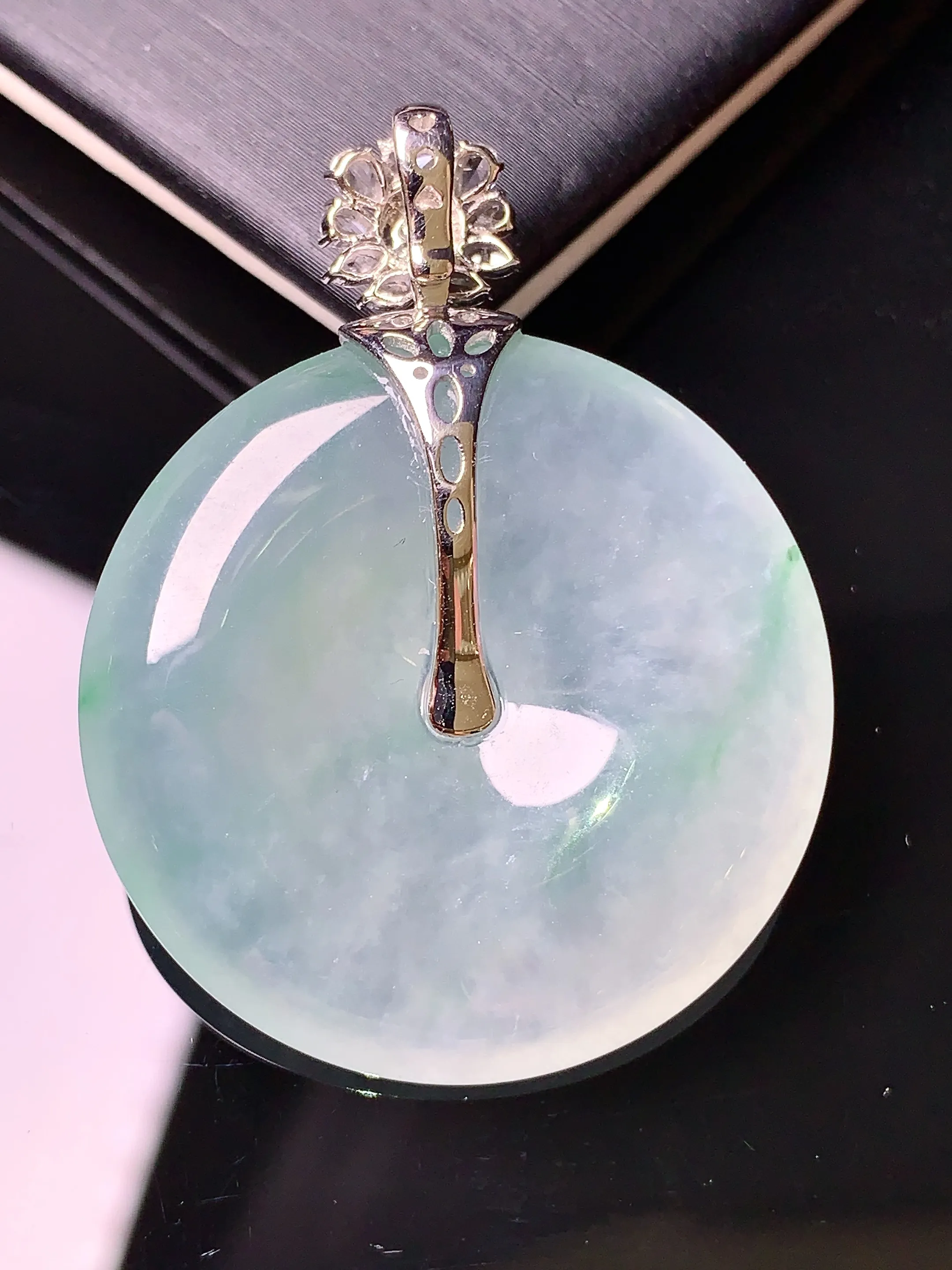 18k金钻镶嵌冰种平安扣吊坠 玉质细腻 色泽艳丽 整体尺寸41*31.6*6