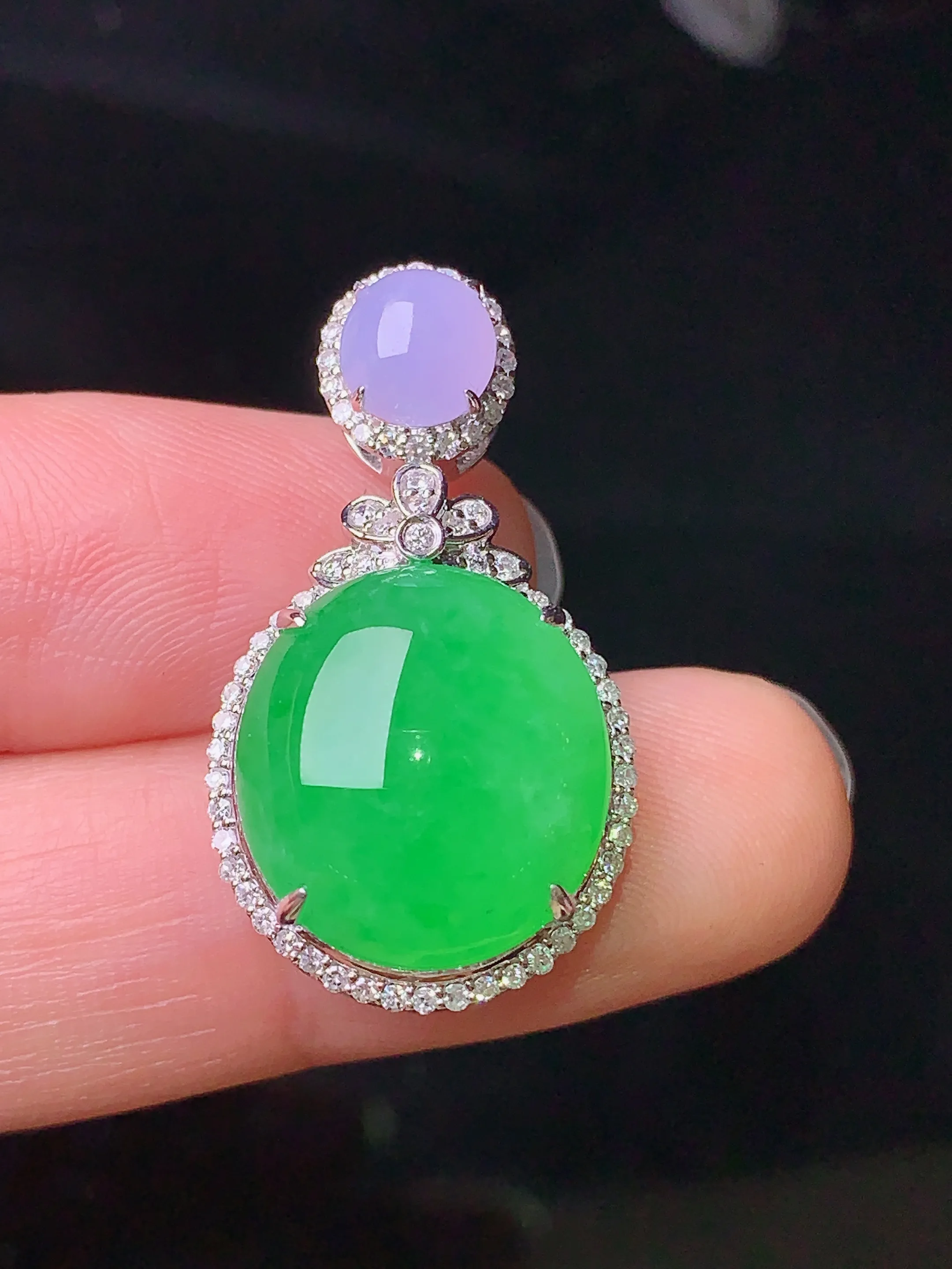18k金钻镶嵌满绿蛋面吊坠 玉质细腻 色泽清新艳丽 整体尺寸29.2*16.2*9.6
