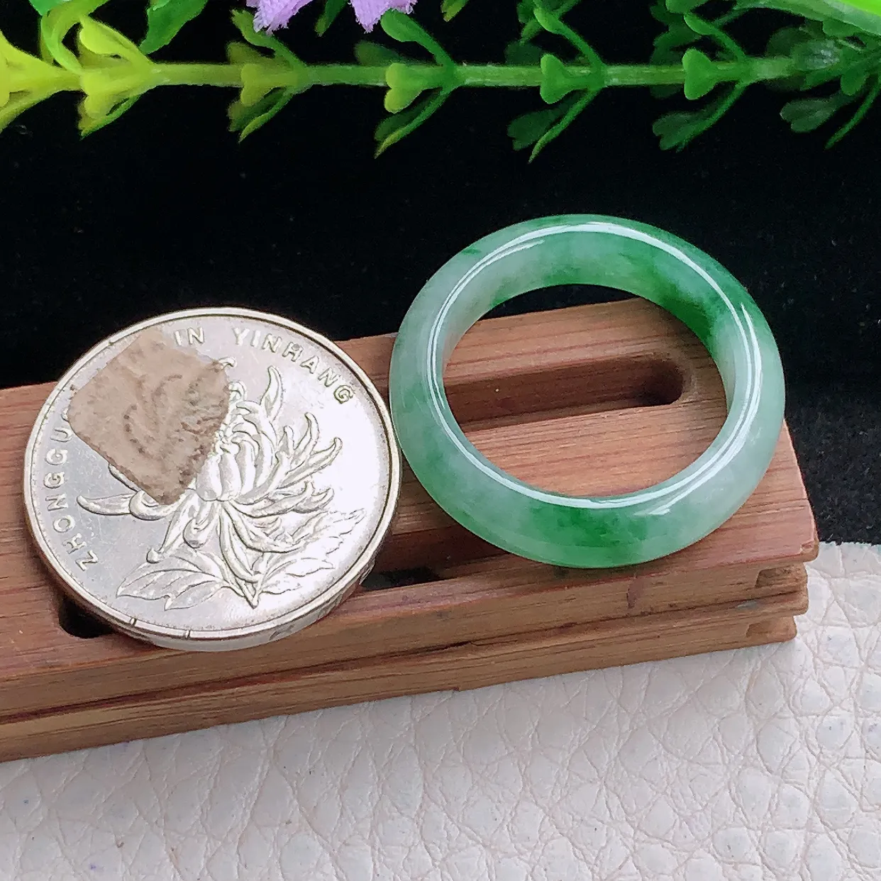 zl自然光19.5*5.5*3.4天然缅甸翡翠a 货19.5mm内径飘绿花玉戒指 玉指环