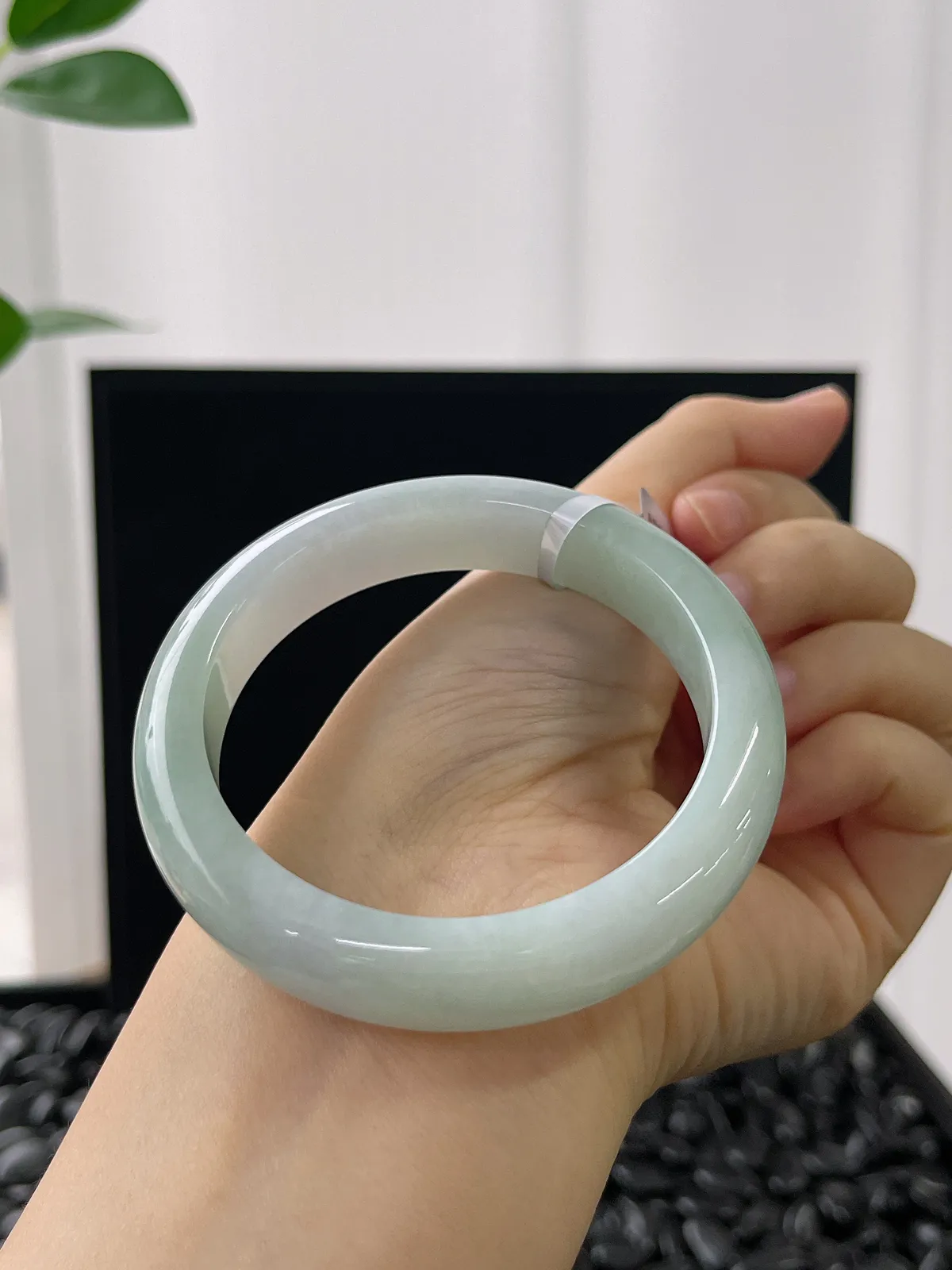 正圈54.9圈口，翡翠糯化种浅绿色手镯