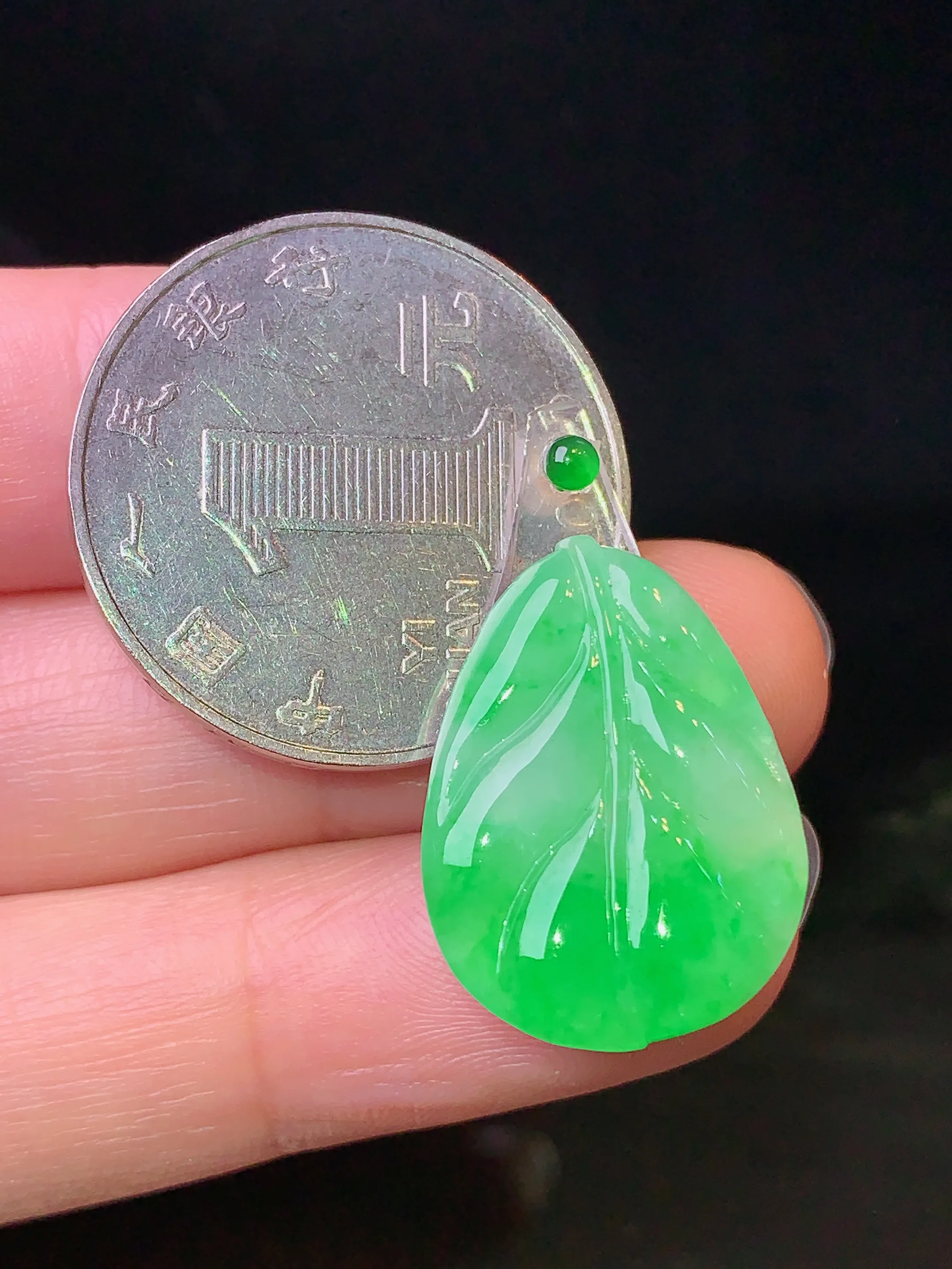 镶嵌款 翠绿树叶吊坠 玉质细腻 色泽艳丽 整体尺寸21.6*16*2.8