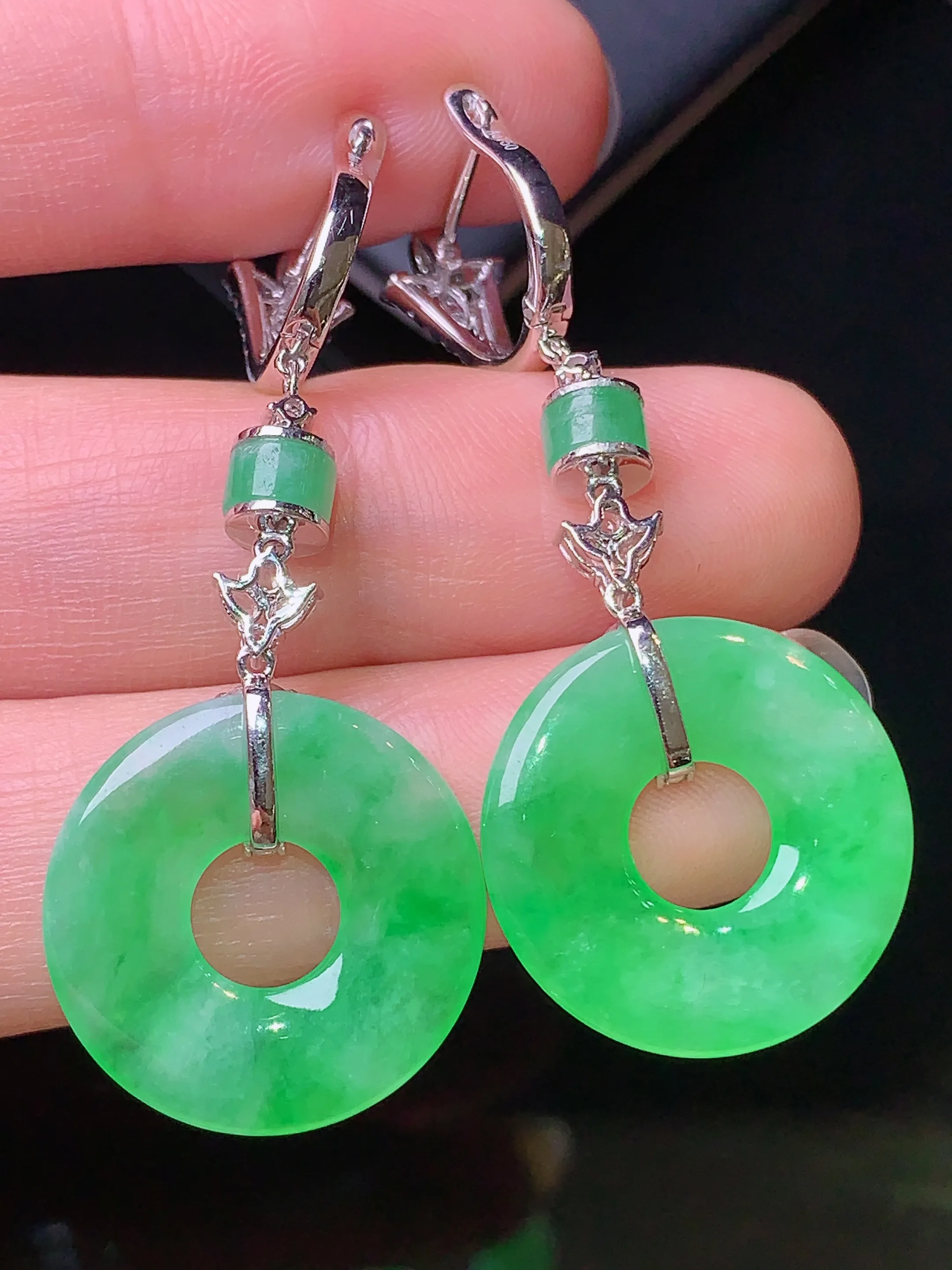 18k金钻镶嵌翠绿平安环耳坠 玉质细腻 色泽艳丽 整体尺寸46.6*18.3*2.5