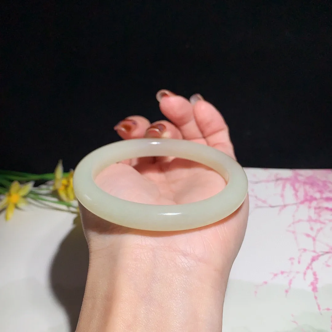 和田玉57.5圈口且末糖手镯！玉质细腻油润 底色纯净无裂无杂 脂粉好，品质高。