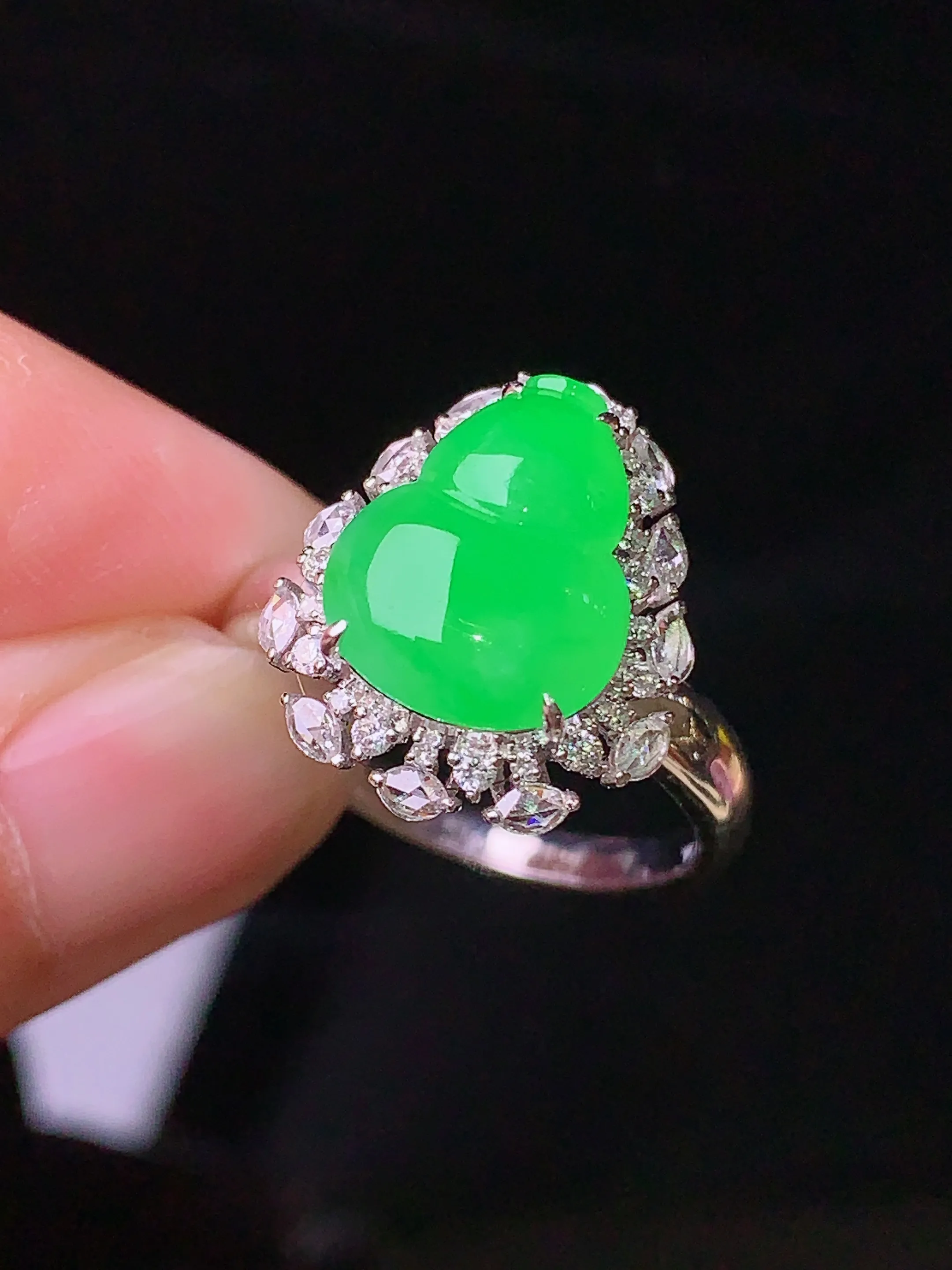 18k金钻镶嵌翠绿葫芦戒指 玉质细腻 色泽艳丽 圈口15.5 整体尺寸17*13.8*9.5