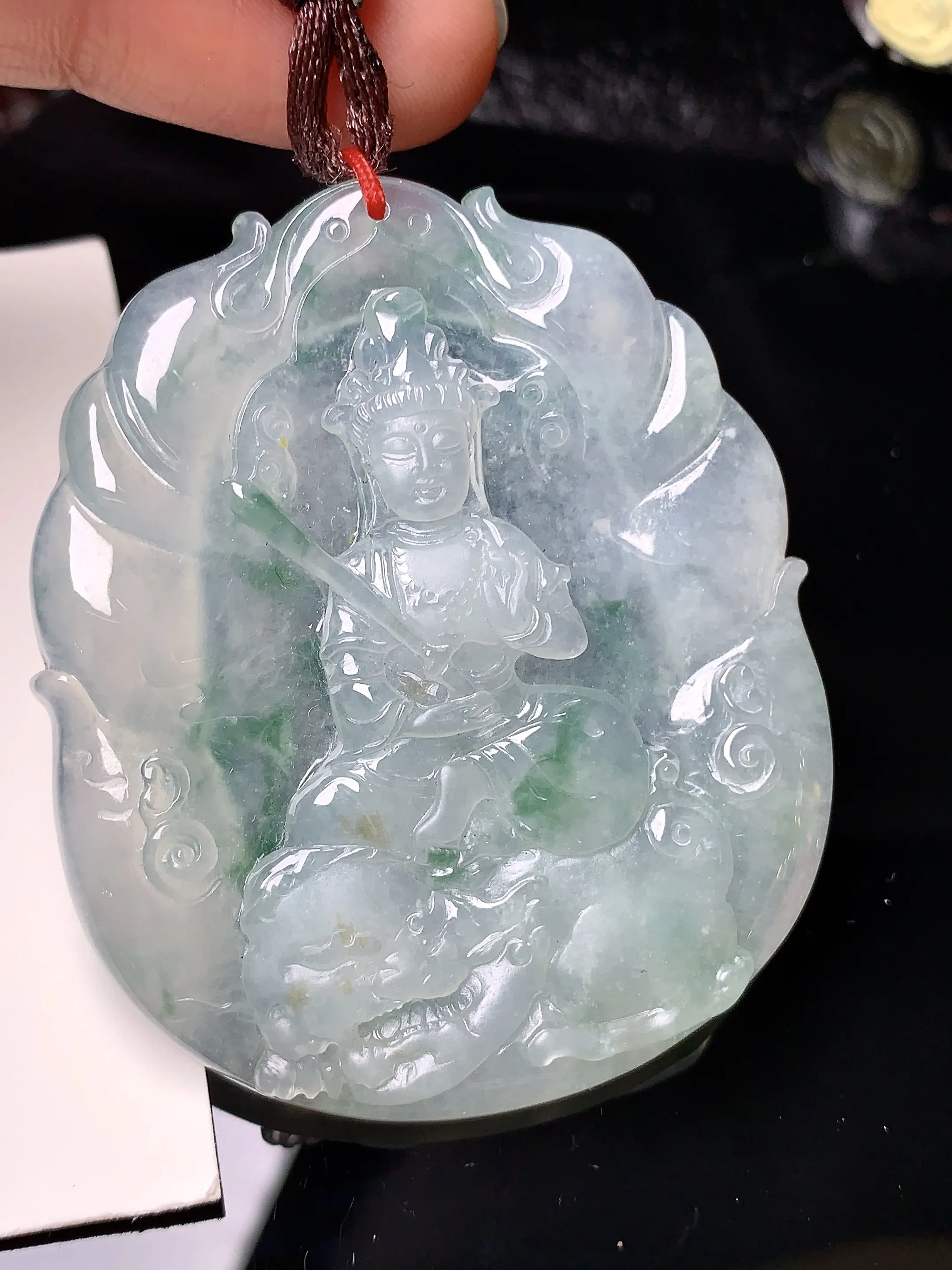 飘绿普贤观音菩萨吊坠 玉质细腻 色泽艳丽 整体尺寸52.2*43.6*5.7