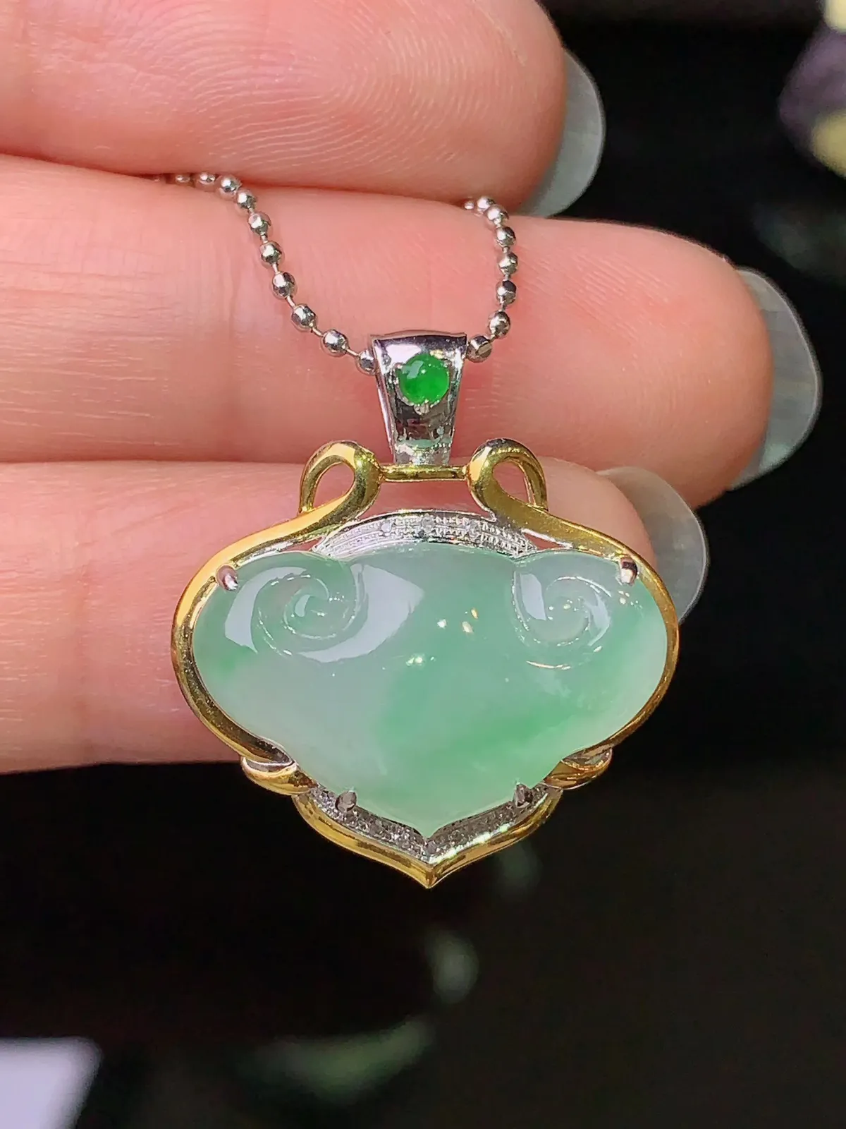 18k金钻镶嵌飘绿如意头吊坠 玉质细腻 色泽艳丽清新 整体尺寸22.6*20.5*6.6