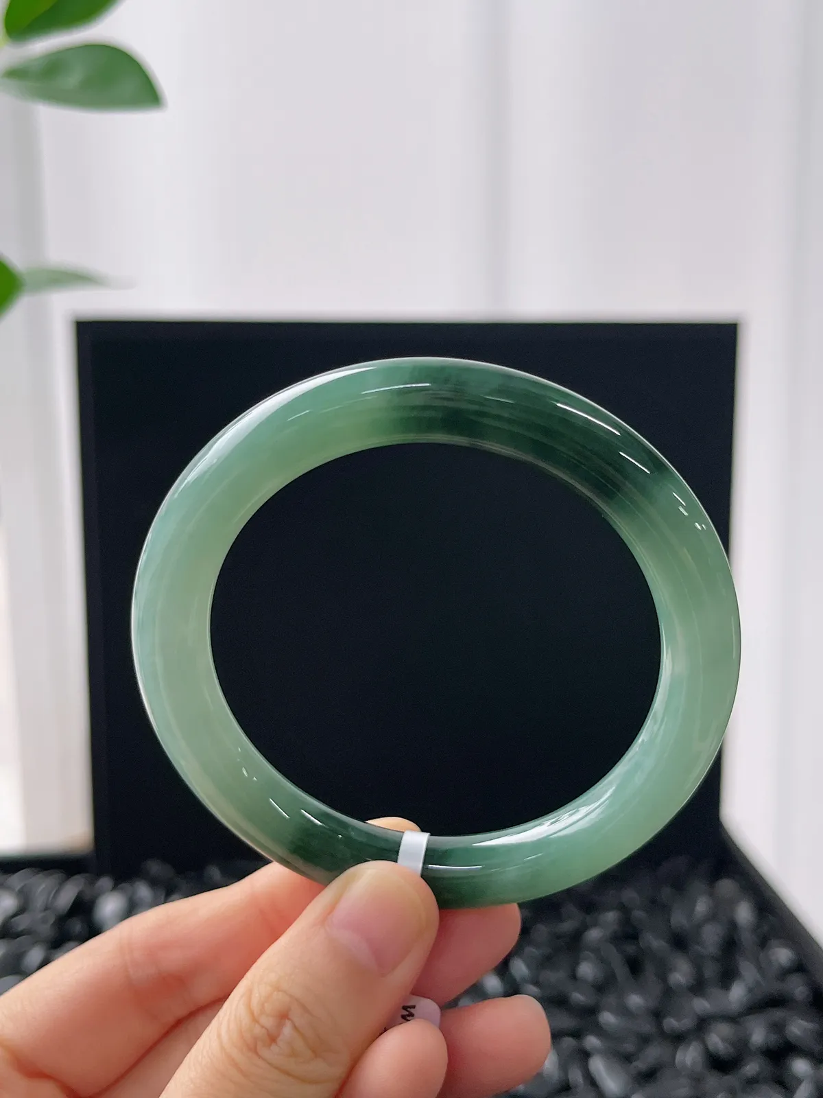 圆镯54.9圈口，翡翠冰糯种飘绿手镯