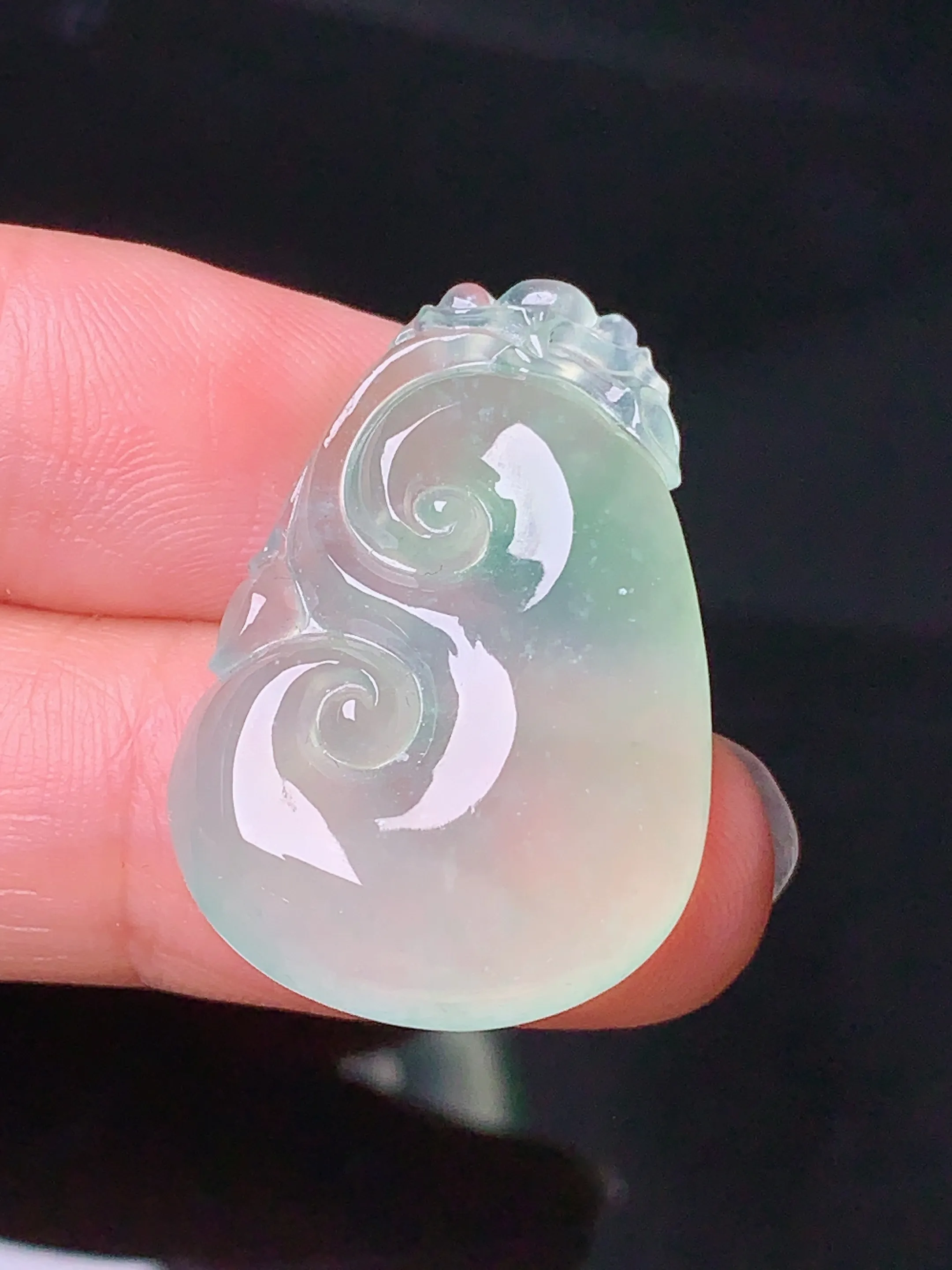 冰种如意吊坠 玉质细腻 色泽艳丽 整体尺寸29*19.7*5.5