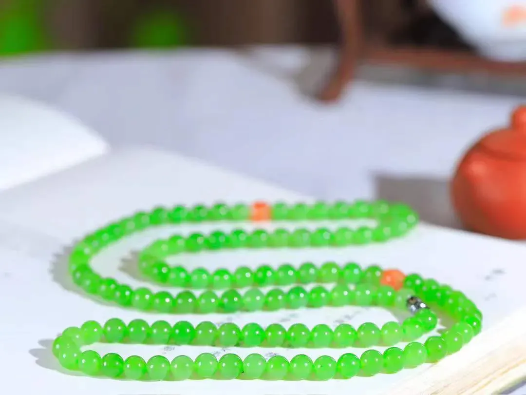 【珠圆玉润.项链】

精品和田玉碧玉珠圆玉润项链 玉质温润细腻  整串打磨圆润，佩戴舒适。珠珠落玉盘