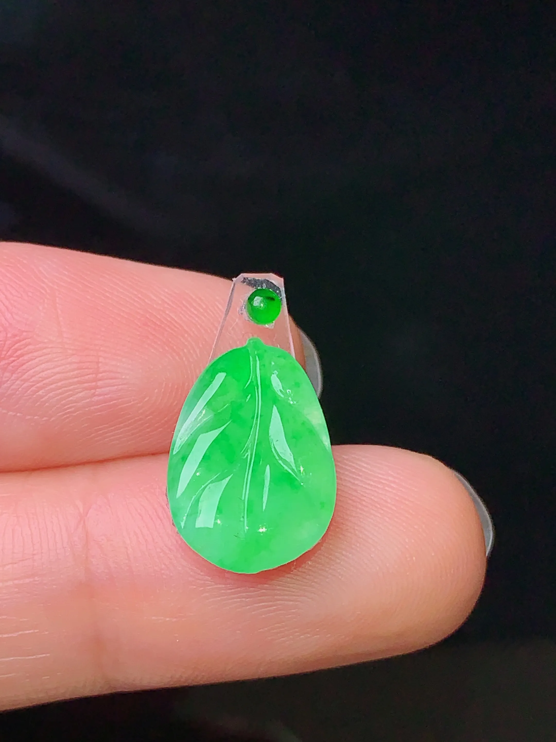 镶嵌款 翠绿树叶 玉质细腻 色泽艳丽 整体尺寸14.4*9.8*2