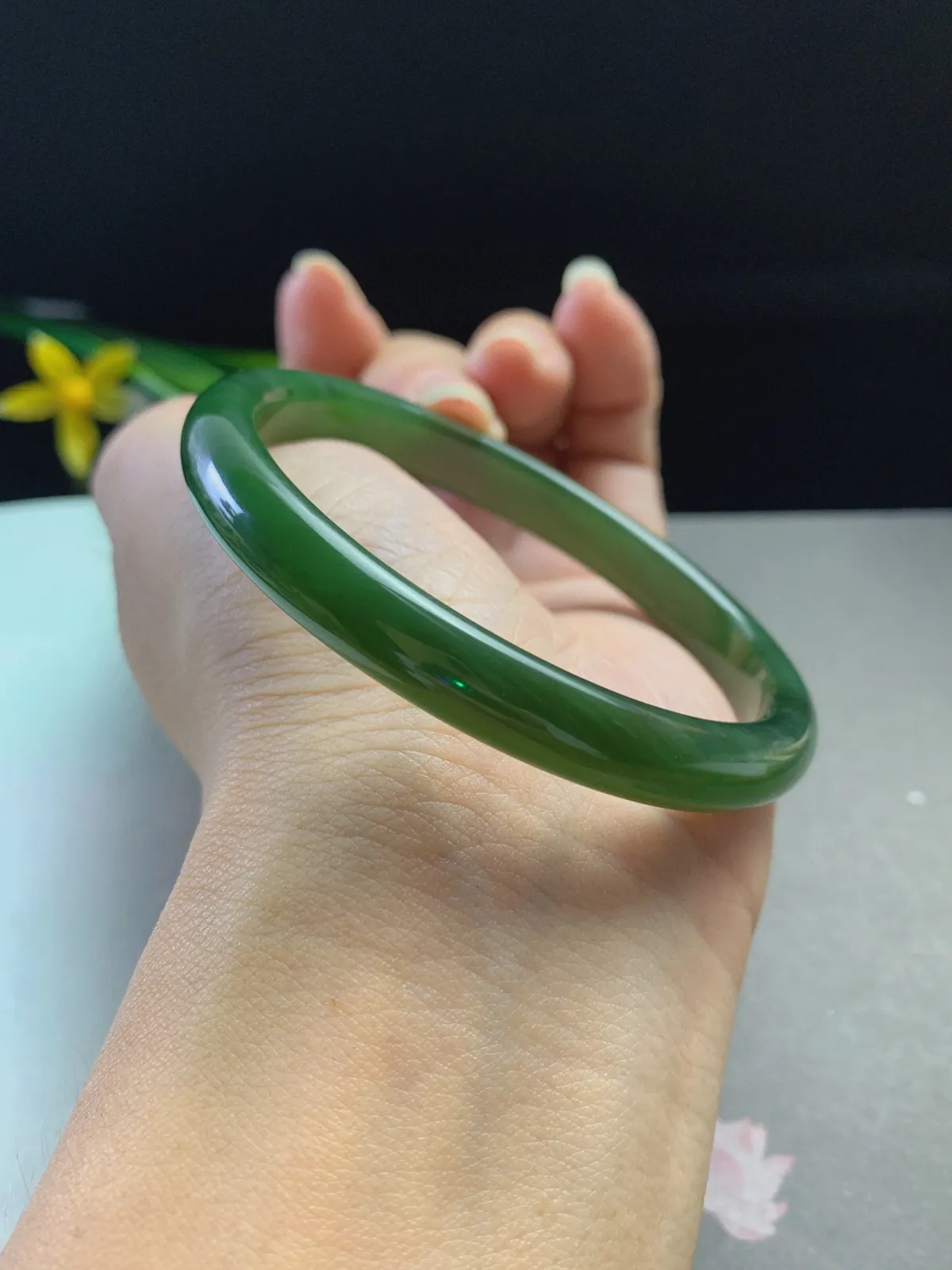 和田玉碧玉菠菜绿56.5圈手镯，玉质细腻油润 底色纯净 无裂无棉。