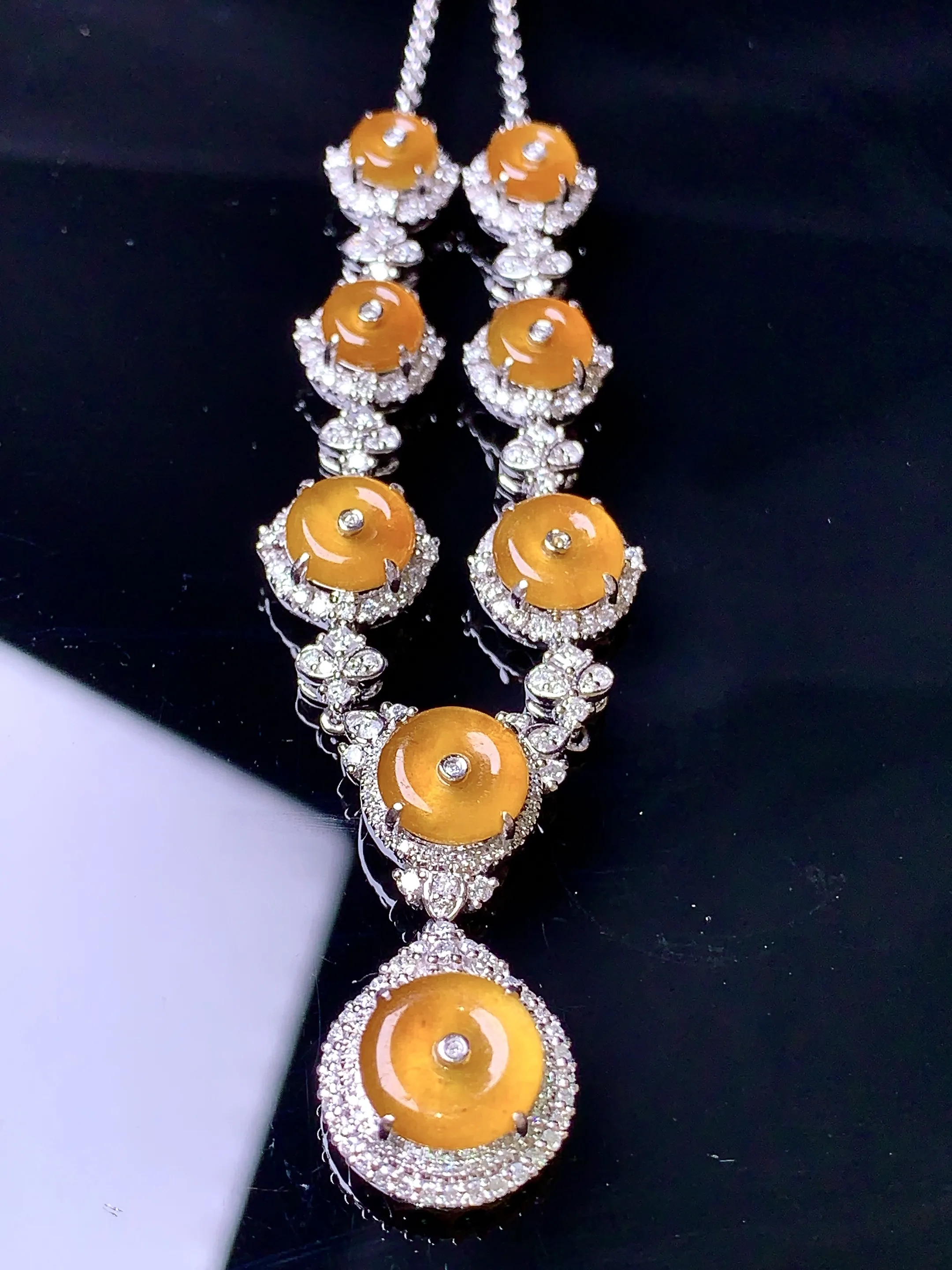 18k金钻镶嵌黄翡平安扣吊坠 玉质细腻 色泽艳丽 整体尺寸68.3*12.2*6.3