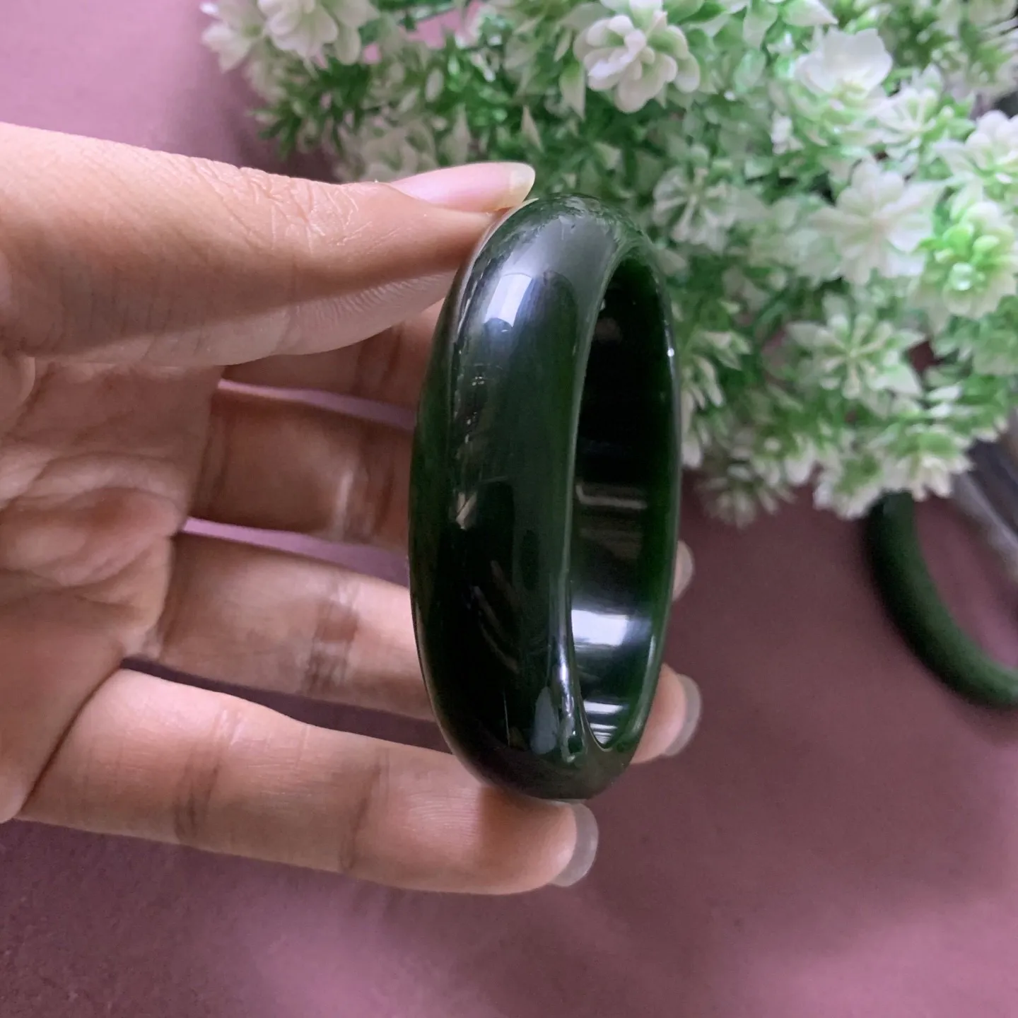 和田玉碧玉53圈口菠菜绿宽版手镯，圈口53宽15.6mm 重54.3克，玉质细腻油润，密度紧凑，琢型圆润，高脂粉，品相大，佩戴端庄典雅