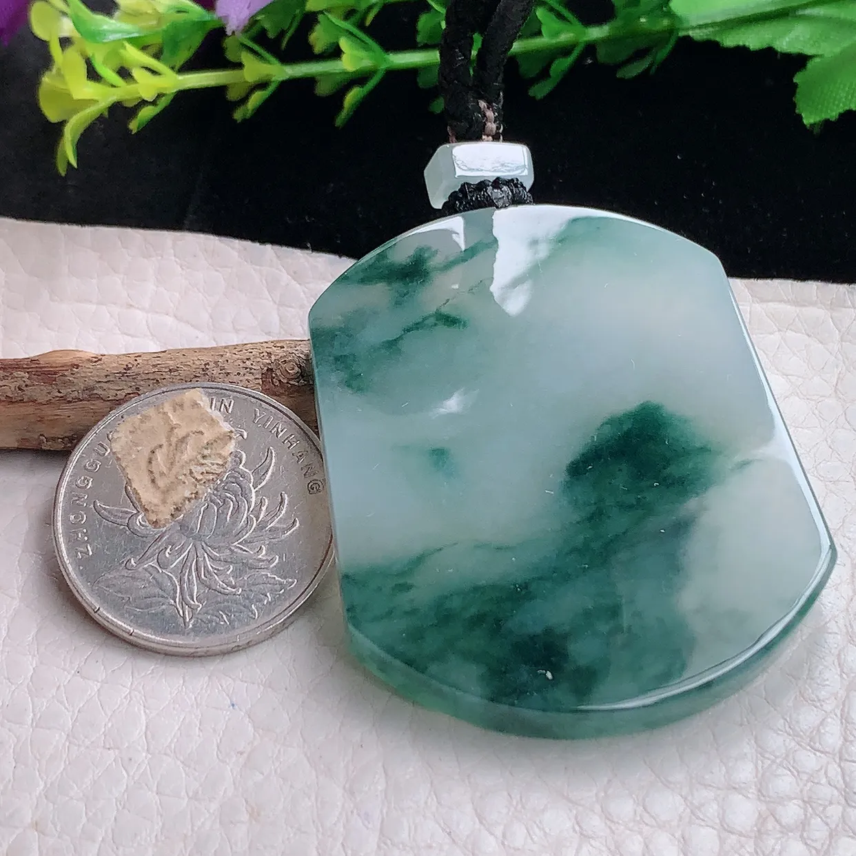 yl自然光49.8*41.3*5.8天然缅甸翡翠a货精雕冰飘花平安无事牌玉吊坠 玉挂件