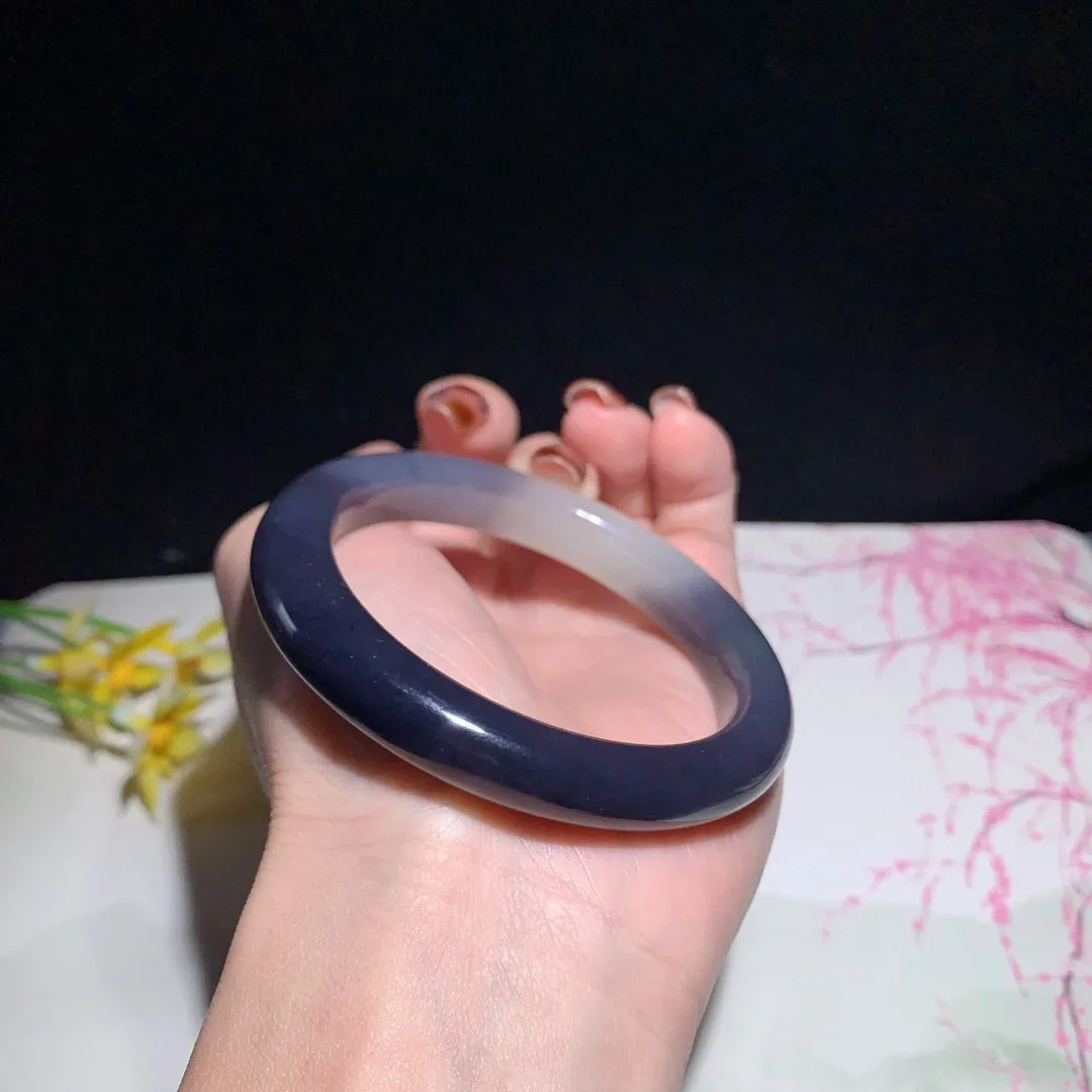 和田玉55圈口紫罗兰色手镯，白加紫，玉质细腻油润 底色纯净 无裂无黑 脂粉好，品质好！