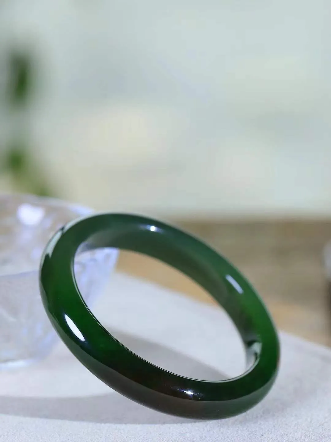 【悠悠芳华.镯】

精品和田玉碧玉手镯 玉质温润 青葱岁月，尽收腕中，婉转流畅，凝岁月悠长。盈一眸恬淡，挽一抹绿意。重51.7克 内径57.5mm尺寸11.6-8.2mm   86110651A