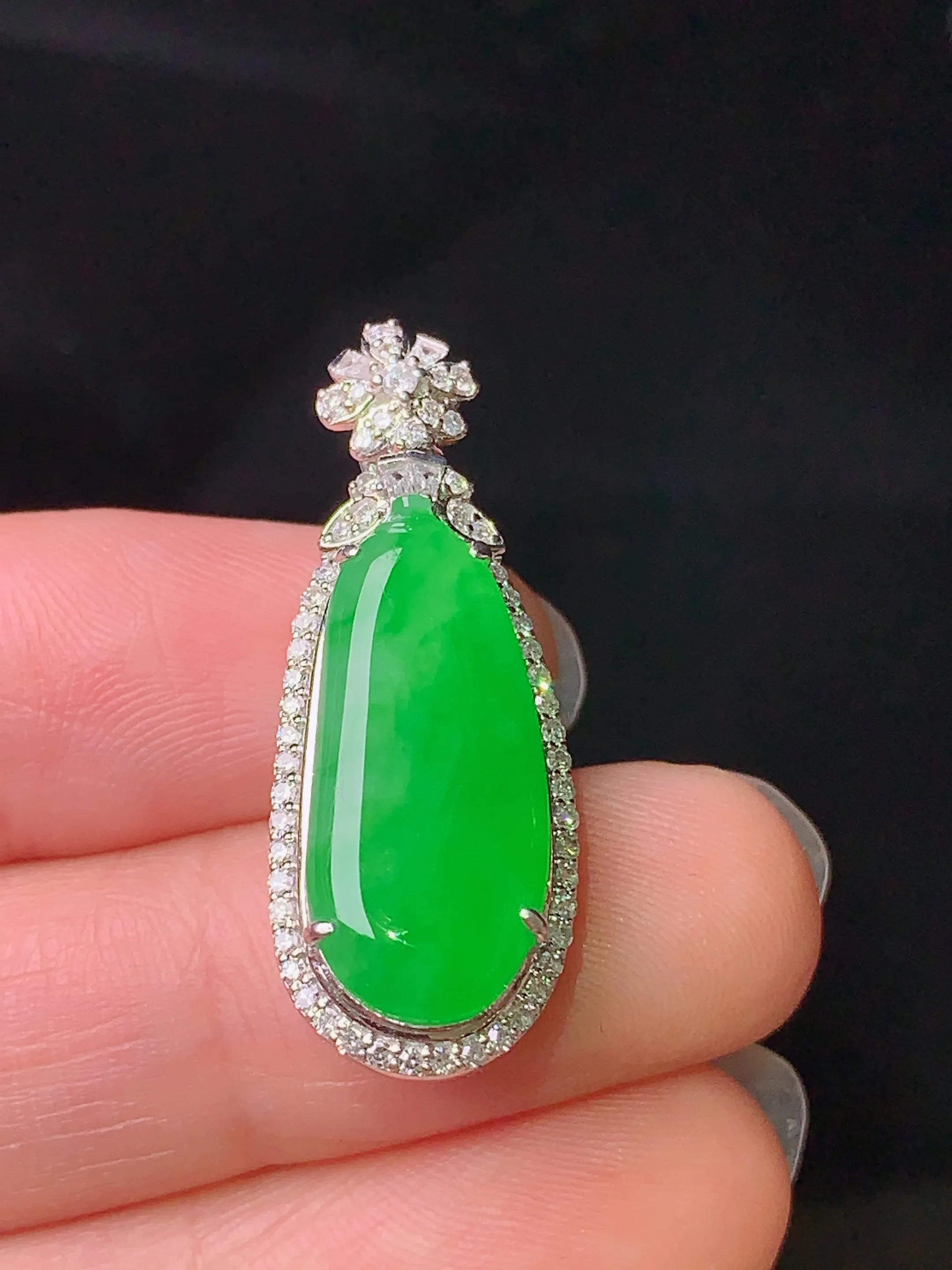 18k金钻镶嵌翠绿福瓜吊坠 玉质细腻 色泽清新艳丽 整体尺寸30.3*11.6*9.2