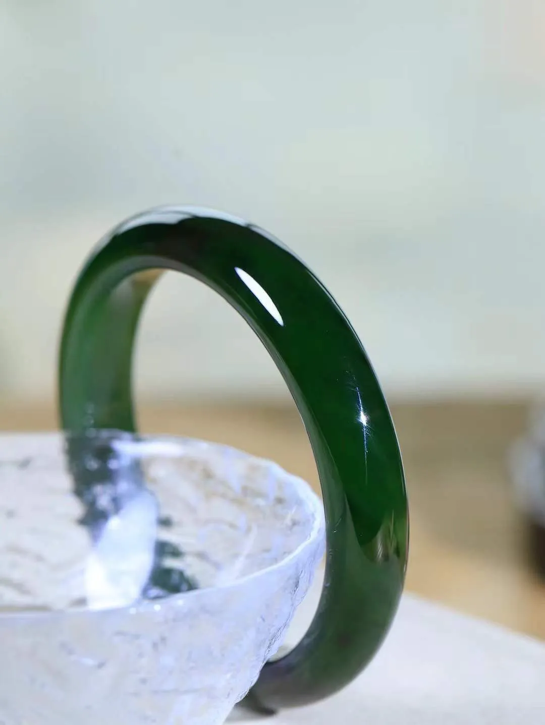 【碧波流转·手镯】

精品️和田玉碧玉手镯，玉质细腻温润，手感舒适，️线条流畅，简约大气，美自天成，佩戴于腕间，婉约之美，举手投足间透出那份低调奢华，醉人心扉。
重54.4克 内径圈口57.5mm尺寸12.2-8.3mm  FDA-13110608