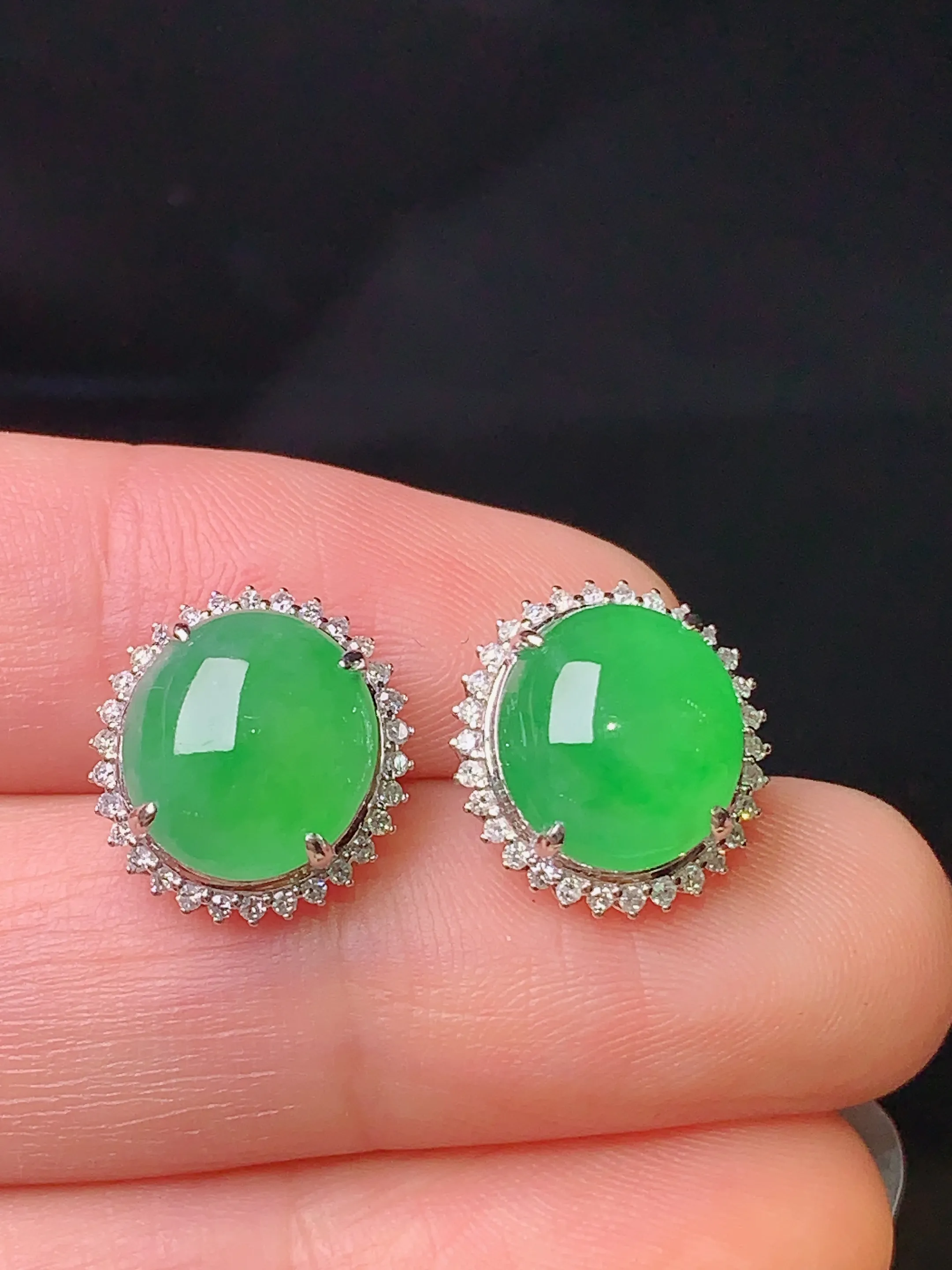 18k金钻镶嵌满绿蛋面耳钉 玉质细腻 色泽清新艳丽 整体尺寸13*12*7.5