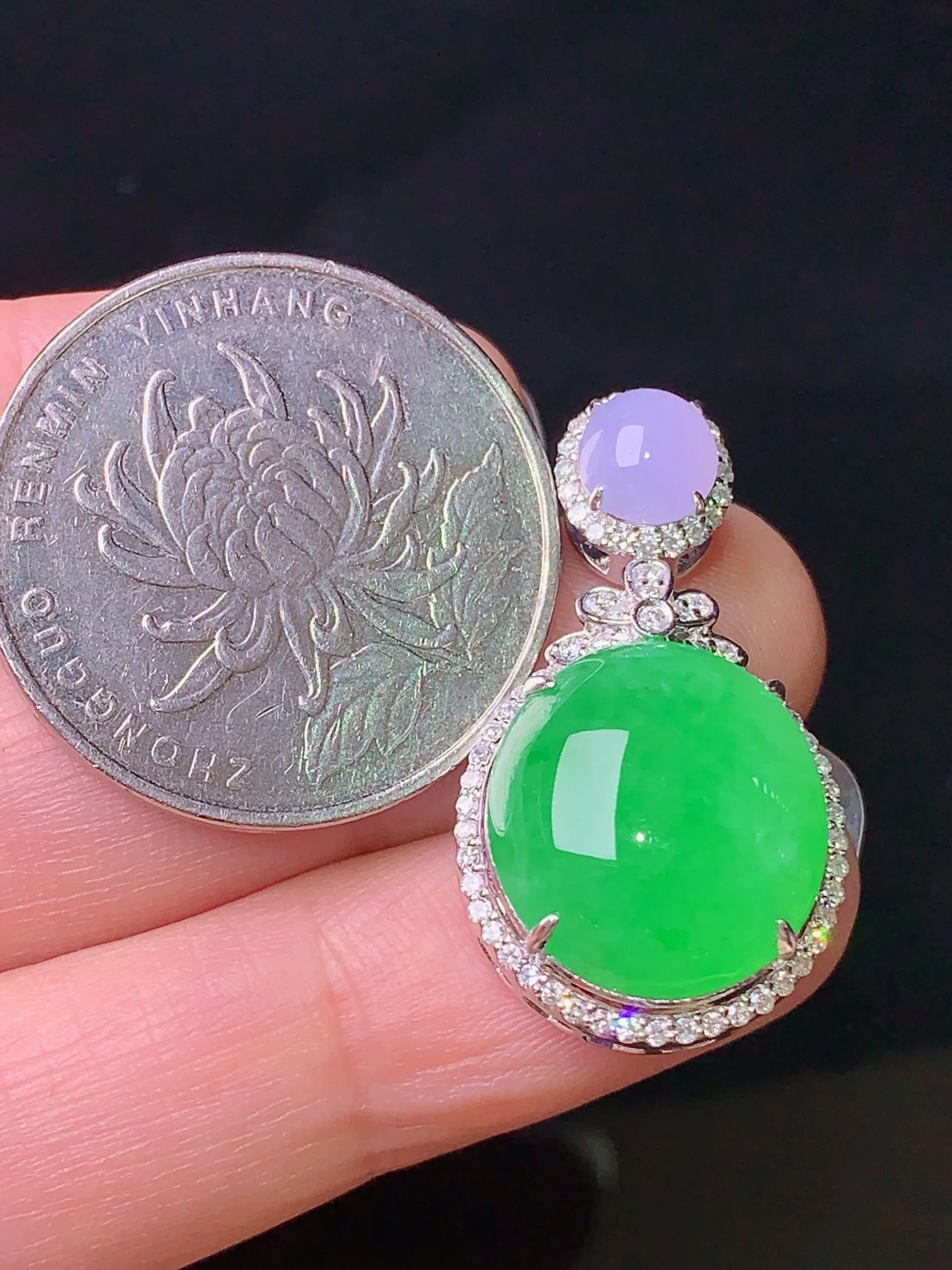 18k金钻镶嵌满绿蛋面吊坠 玉质细腻 色泽清新艳丽 整体尺寸29.2*16.2*9.6