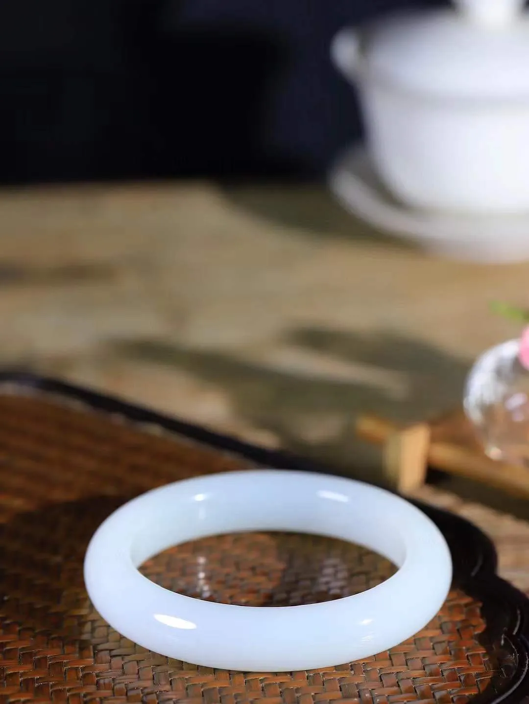 [温润如玉.手镯]

收藏级臻品和田玉糖白玉手镯。玉质温润细腻 油性十足 手感舒适，高华雅逸，线条