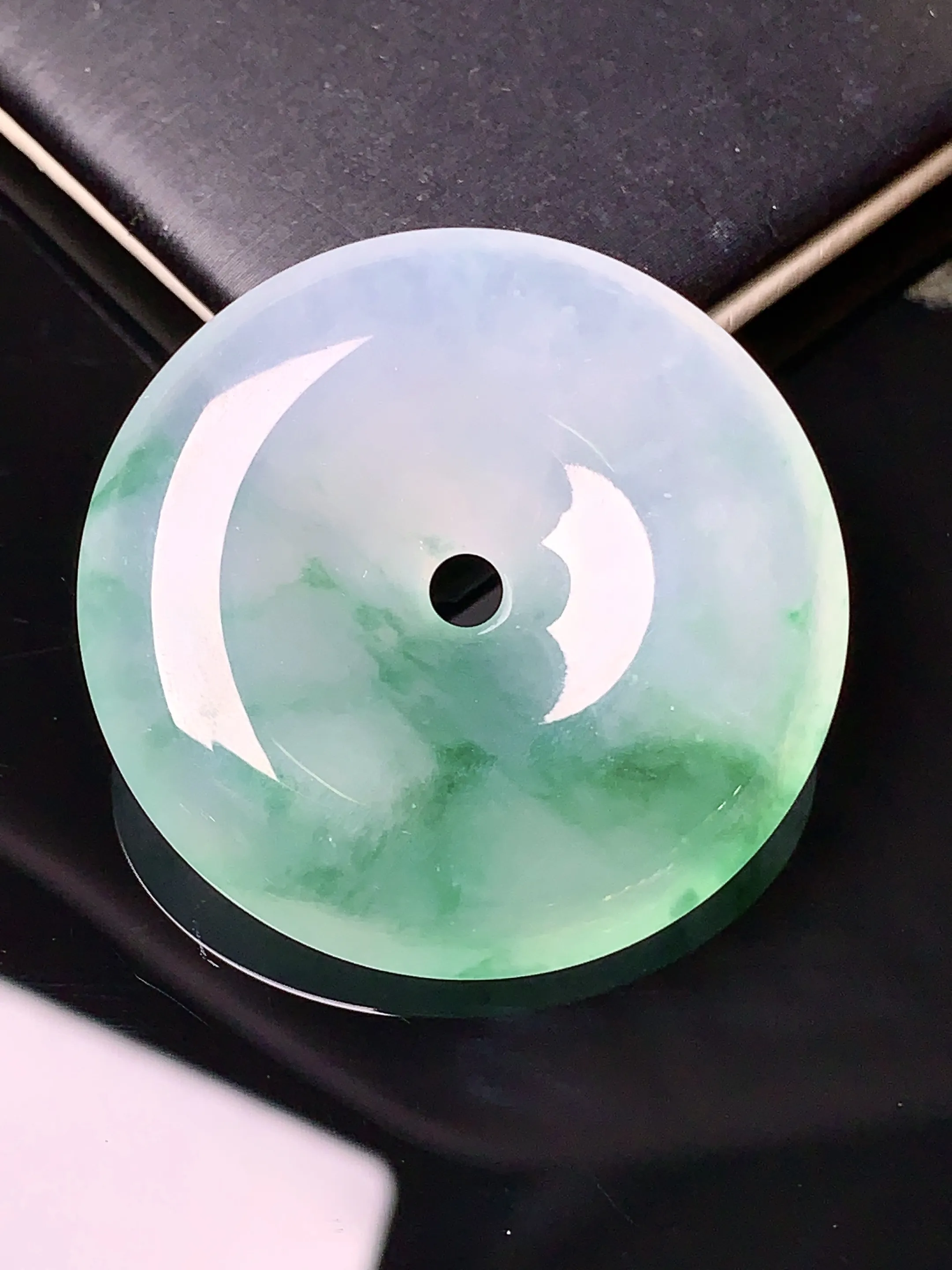 冰种飘绿平安扣吊坠 玉质细腻 色泽艳丽 整体尺寸34.6*6.8