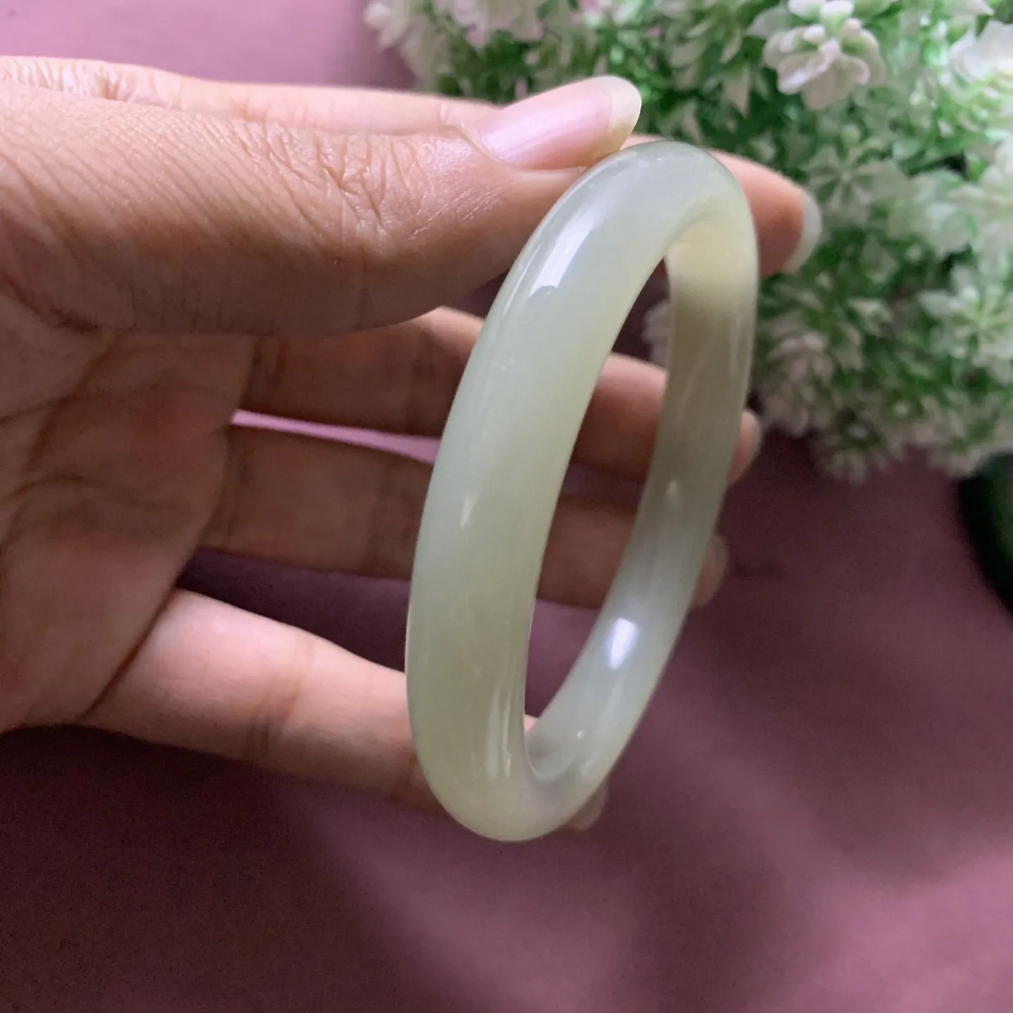 和田玉60.3圈口晴水色手镯，玉质细腻油润，密度紧凑，琢型圆润，高脂粉，品相大，佩戴端庄典雅