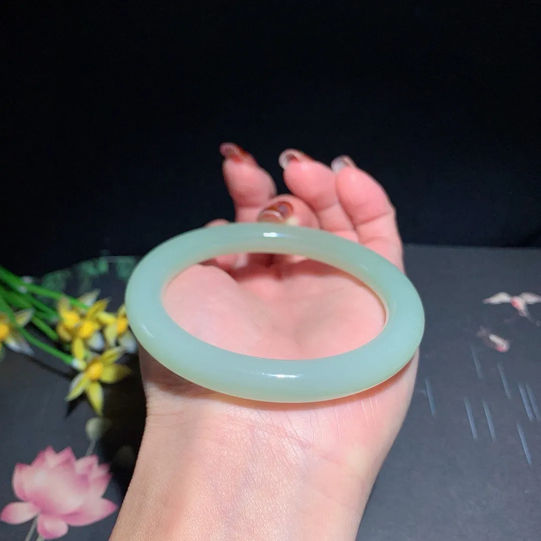 和田玉57.5圈口且末蓝圆条手镯！玉质细腻油润 底色纯净 无裂无杂 脂粉好，品质高。