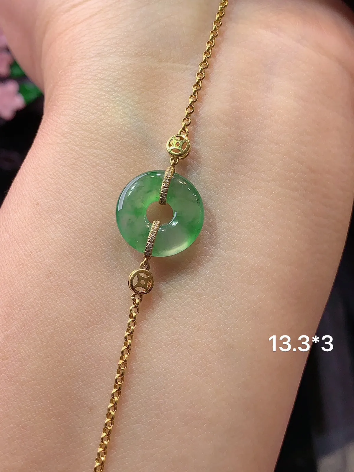 18k金镶嵌飘绿平安扣手链 玉质细腻 色泽艳丽  整体尺寸13.3*3