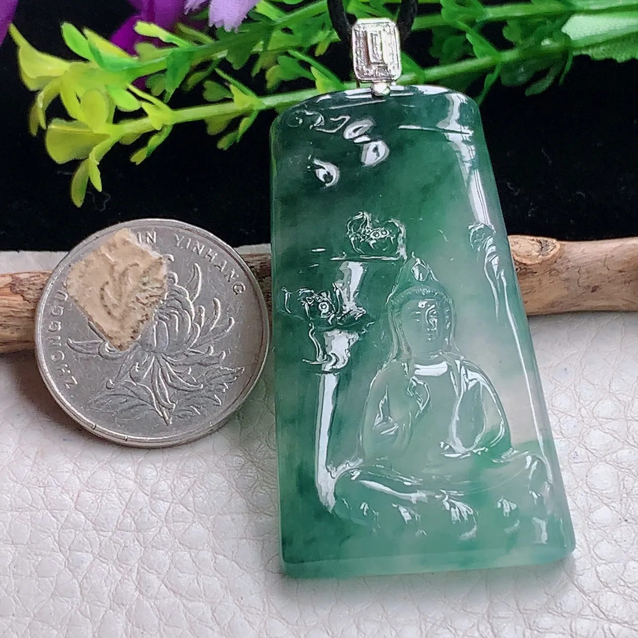 yl自然光53.4*28.8*5.8天然缅甸翡翠a货精雕冰蓝山水观音玉坠 玉挂件