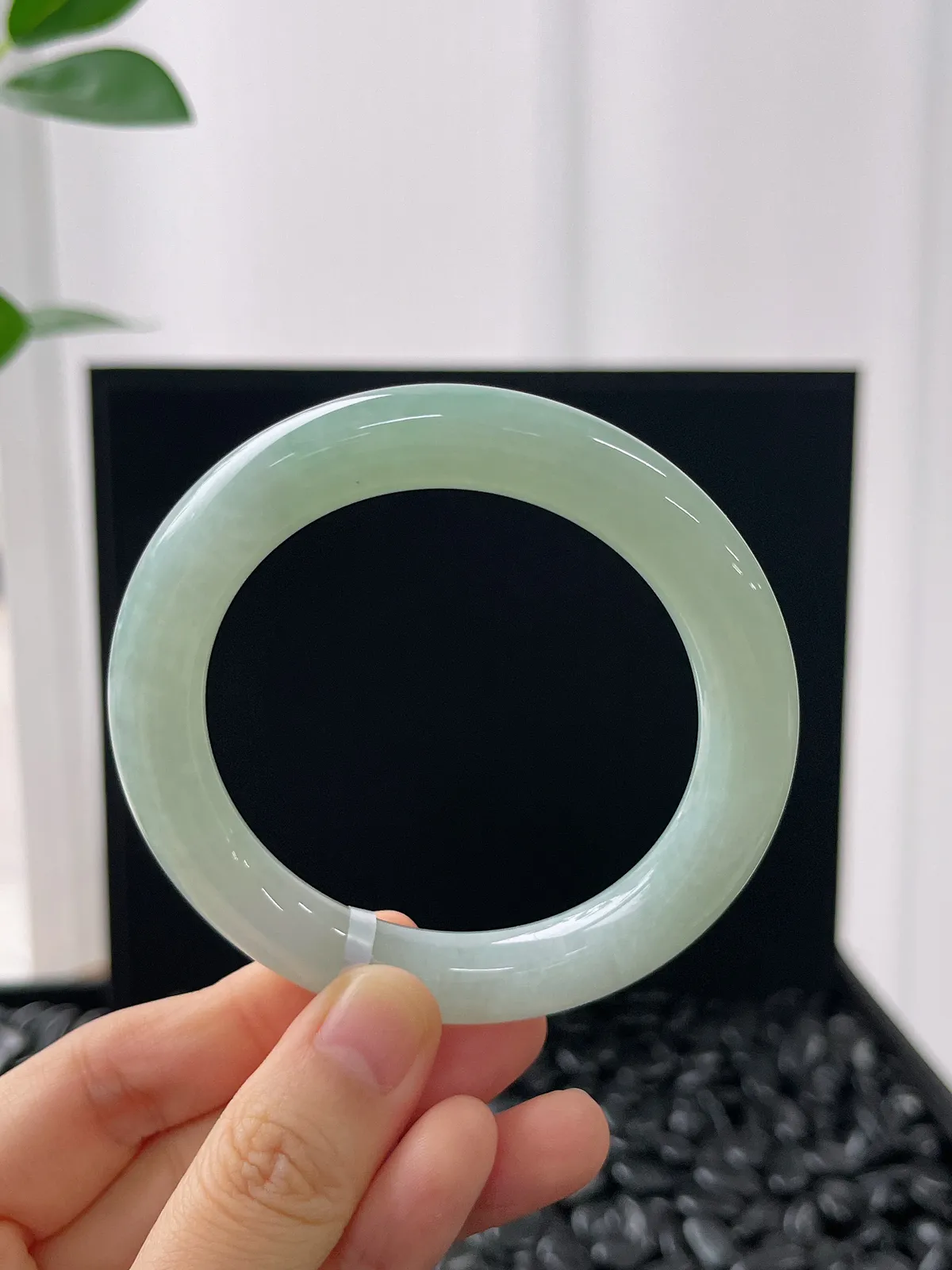 圆镯54圈口，翡翠冰糯种浅绿色手镯