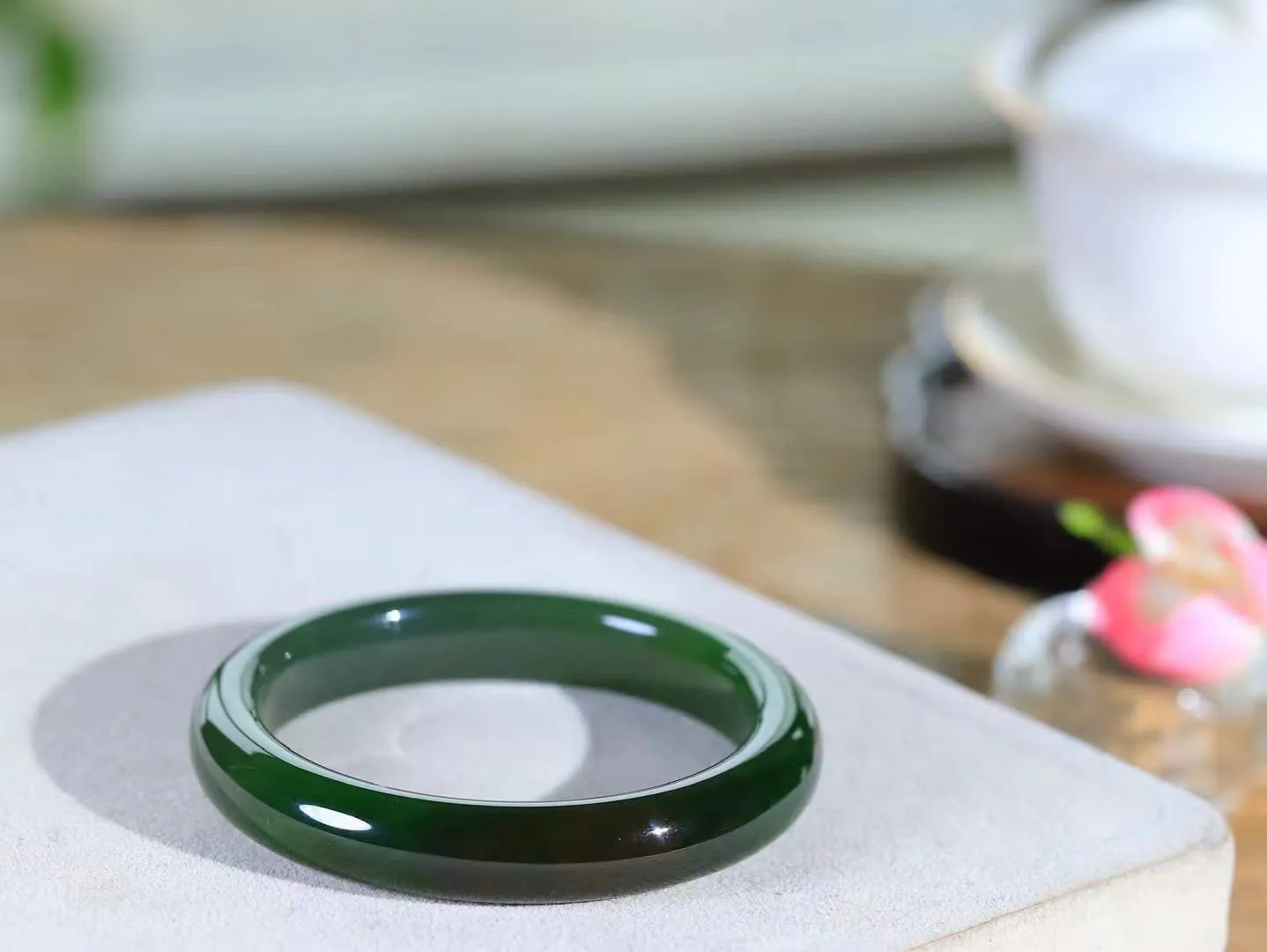 【悠悠芳华.镯】

精品和田玉碧玉手镯 玉质温润 青葱岁月，尽收腕中，婉转流畅，凝岁月悠长。盈一