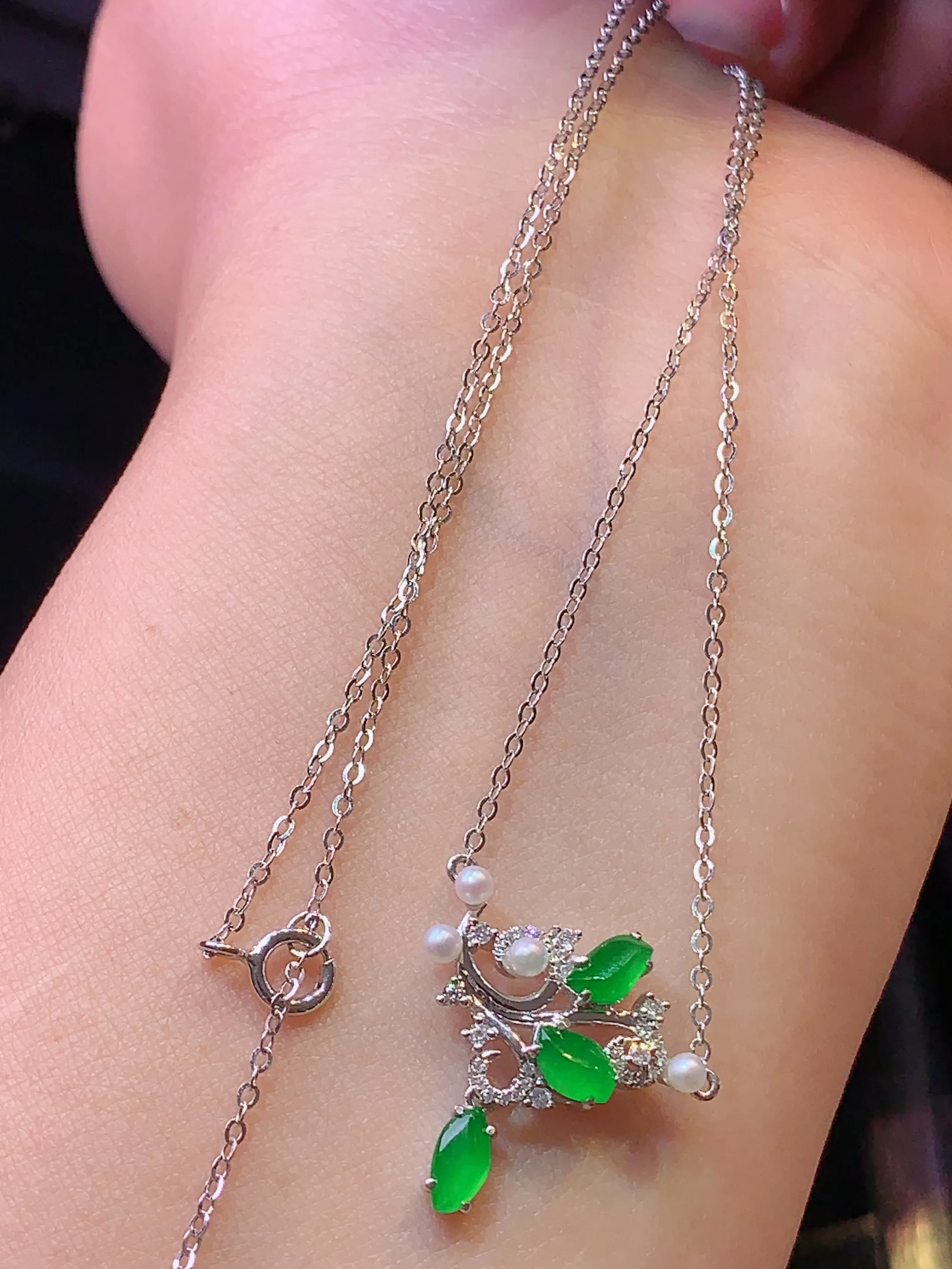 18k金钻镶嵌满绿随形项链 玉质细腻 色泽艳丽 整体尺寸18.2*19*4.5