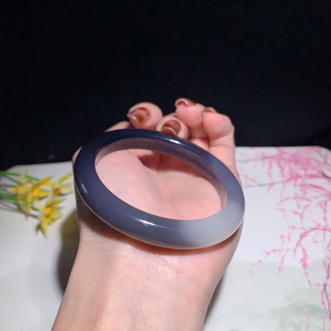 和田玉55圈口紫罗兰色手镯，白加紫，玉质细腻油润 底色纯净 无裂无黑 脂粉好，品质好！