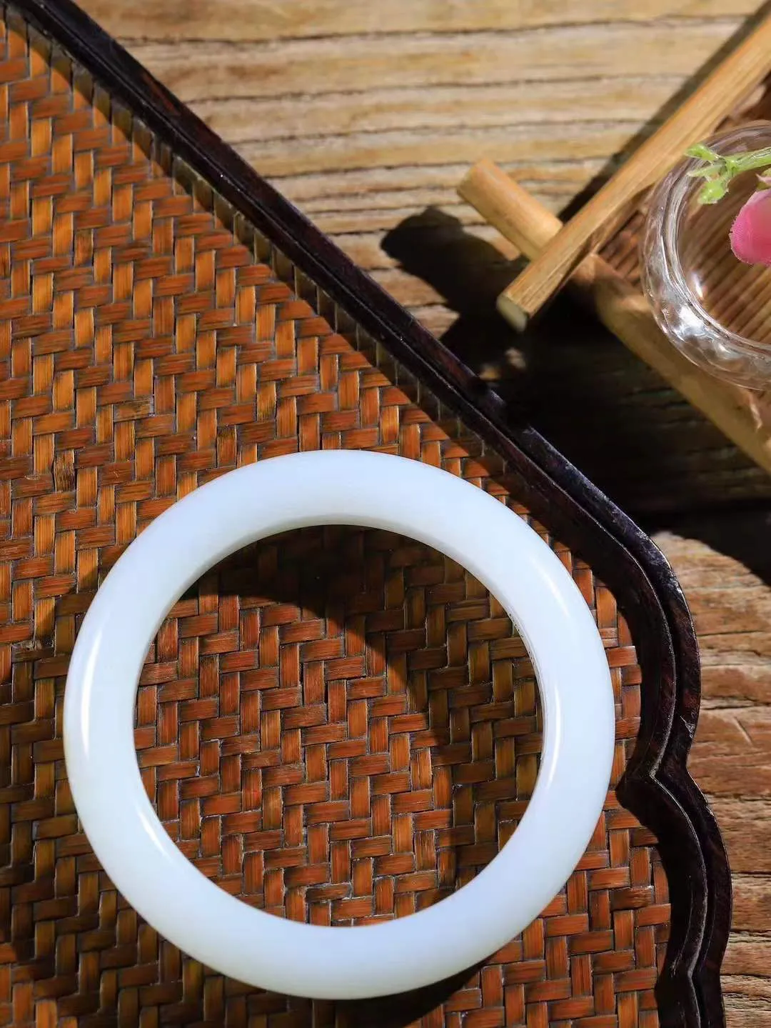 【暖玉生香·手镯】

收藏级臻品️️和田玉糖白玉手镯，质地油润细腻，色泽高贵典雅，镯型古朴典雅。在诗情画意的雨巷相遇，你是我腕间的一抹风情，有你眸有深情，清风荡漾湖间静水，我愿俯身低眉，在烟波涟漪处，寻你深情倩影。内径58mm 尺寸13.7-10mm 重70.3克45110632A