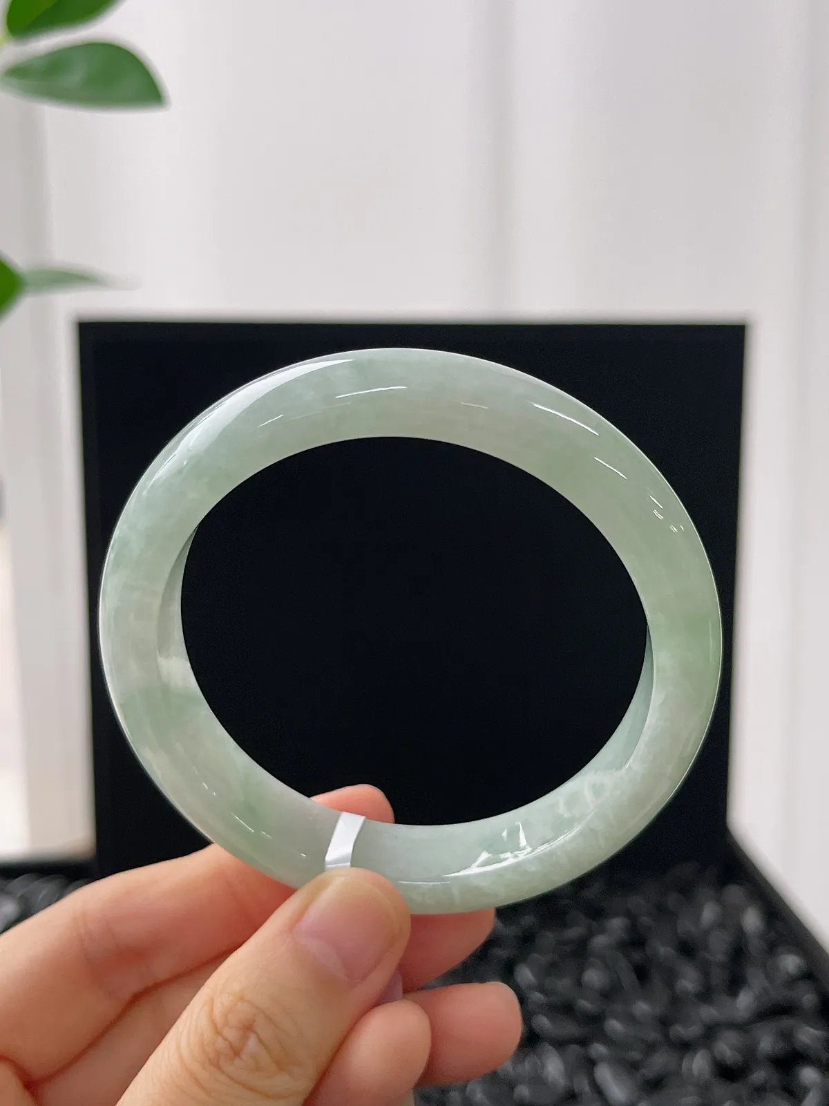 正圈56.8圈口，翡翠糯化种浅绿色手镯