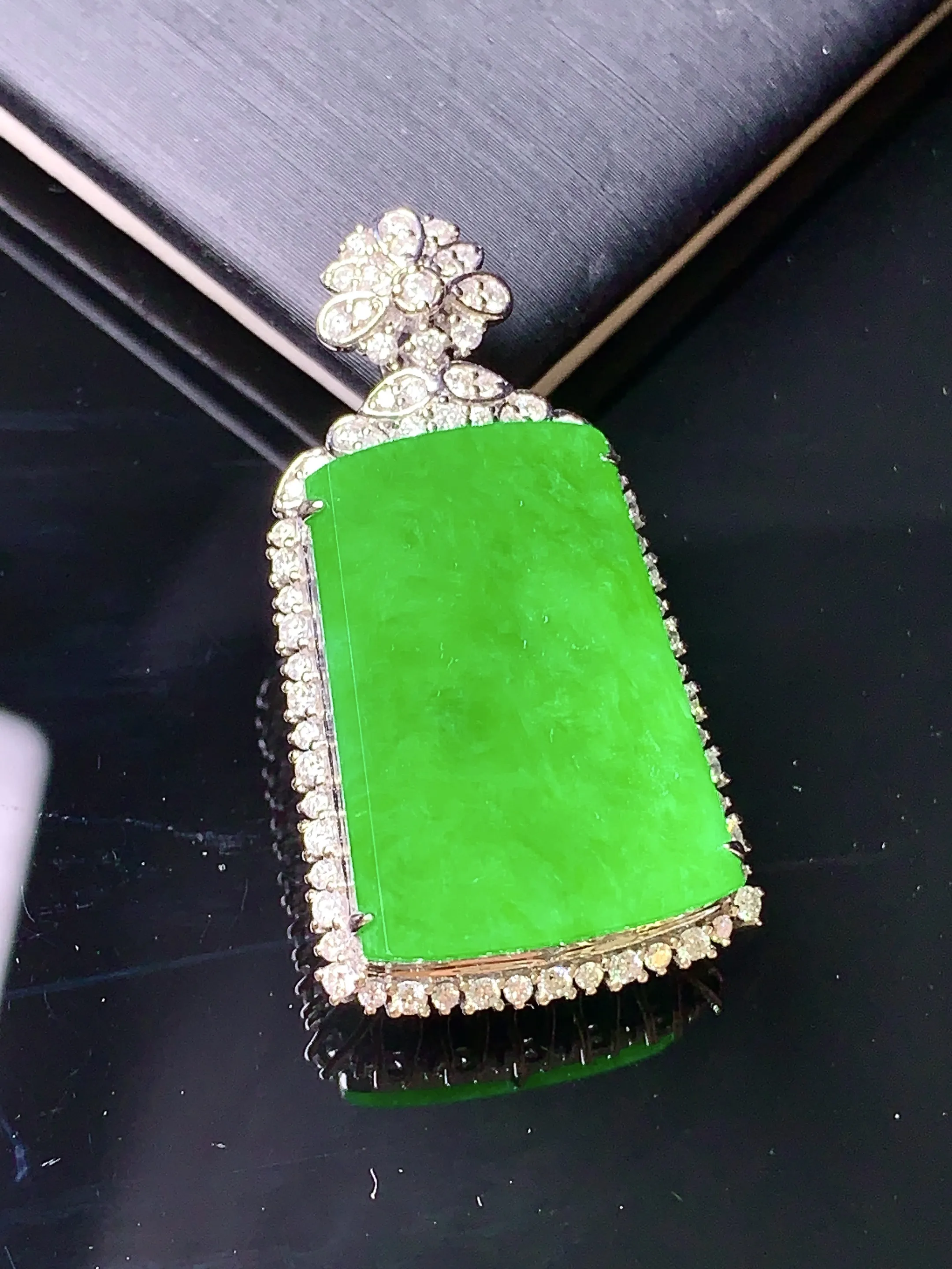 18k金钻镶嵌翠绿无事牌吊坠 玉质细腻 色泽清新艳丽 整体尺寸35.2*19*10