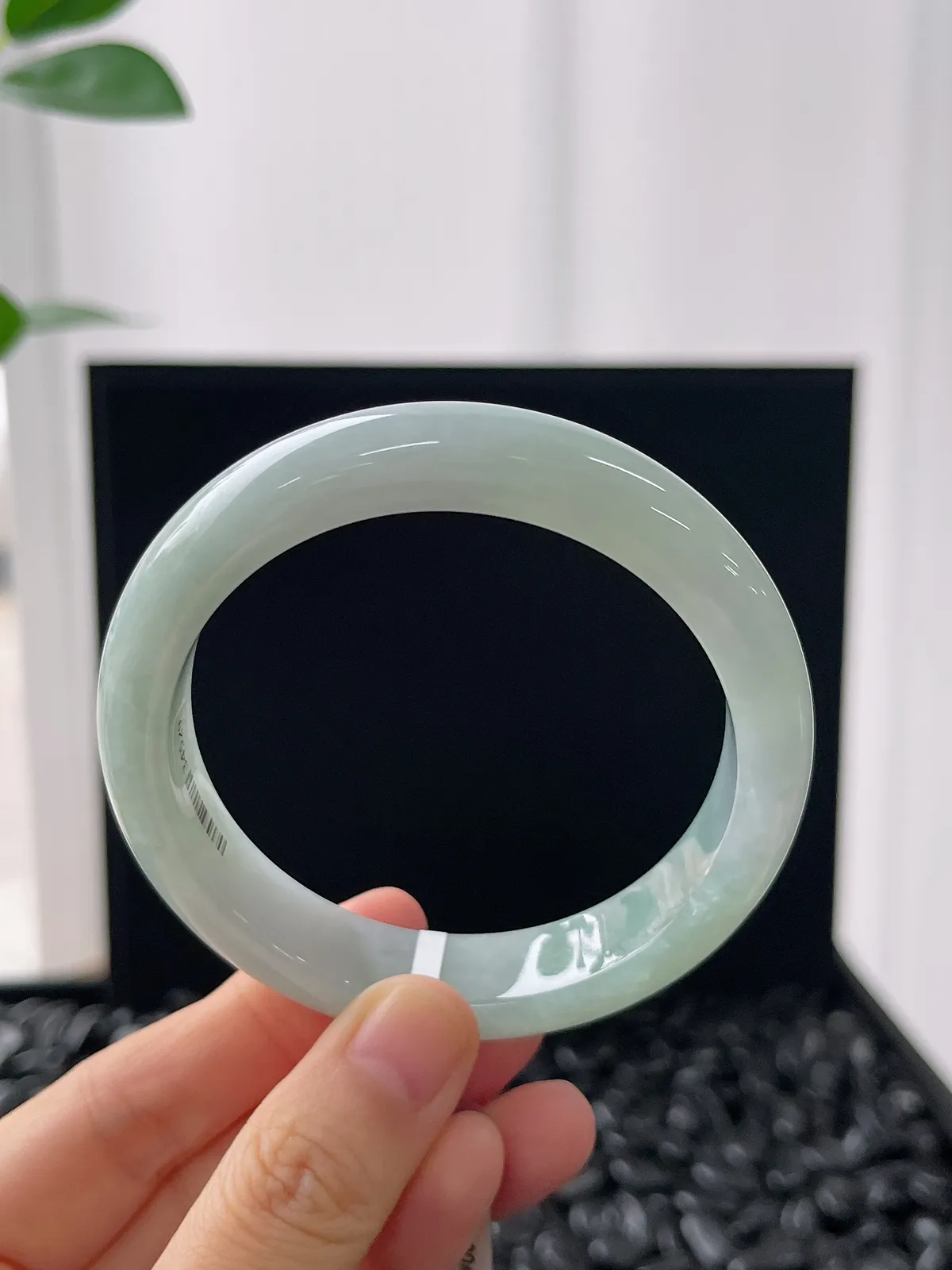 正圈57圈口，翡翠糯化种飘绿手镯