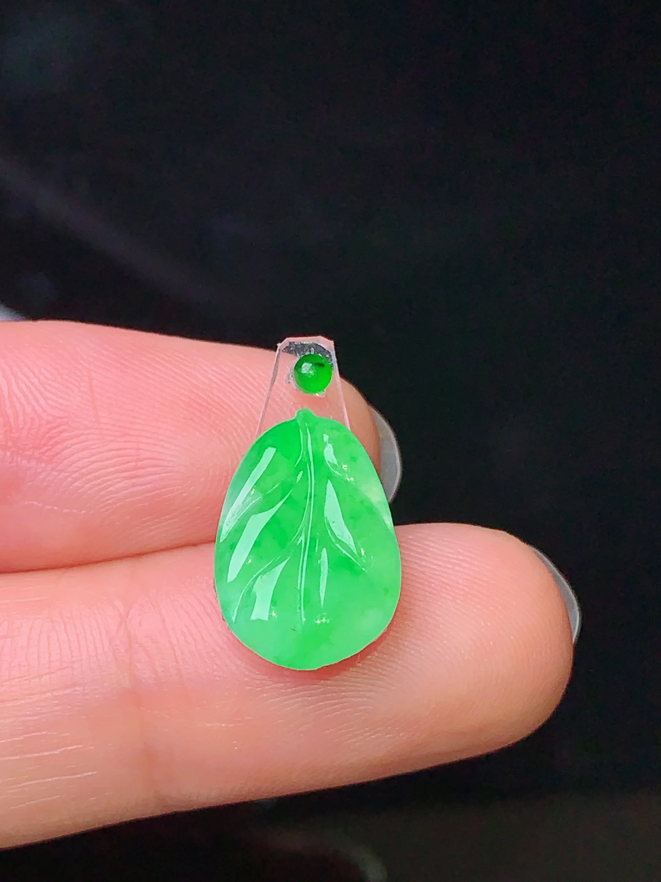 镶嵌款 翠绿树叶 玉质细腻 色泽艳丽 整体尺寸14.4*9.8*2