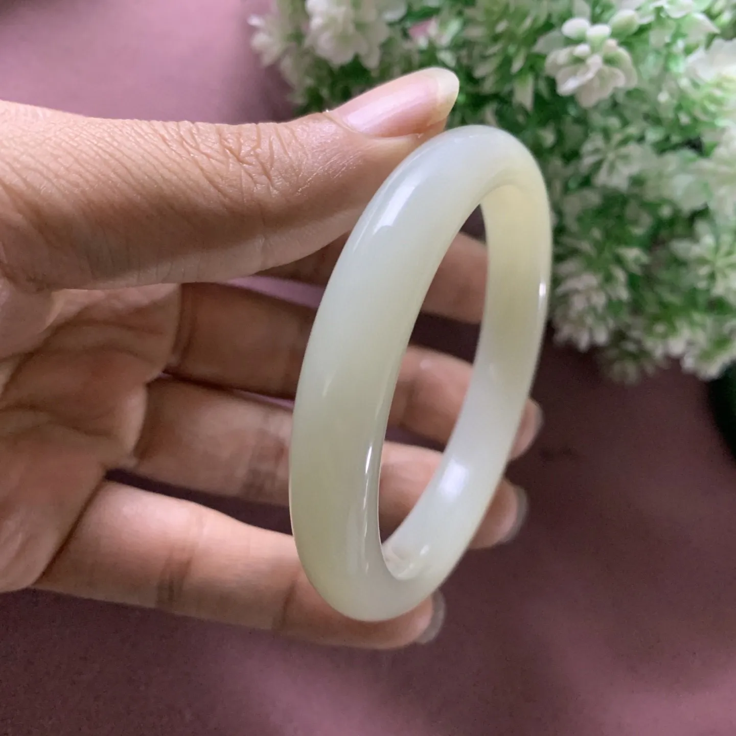 和田玉56.6圈口青白色手镯，玉质细腻油润，密度紧凑，琢型圆润，高脂粉，品相大，佩戴端庄典雅