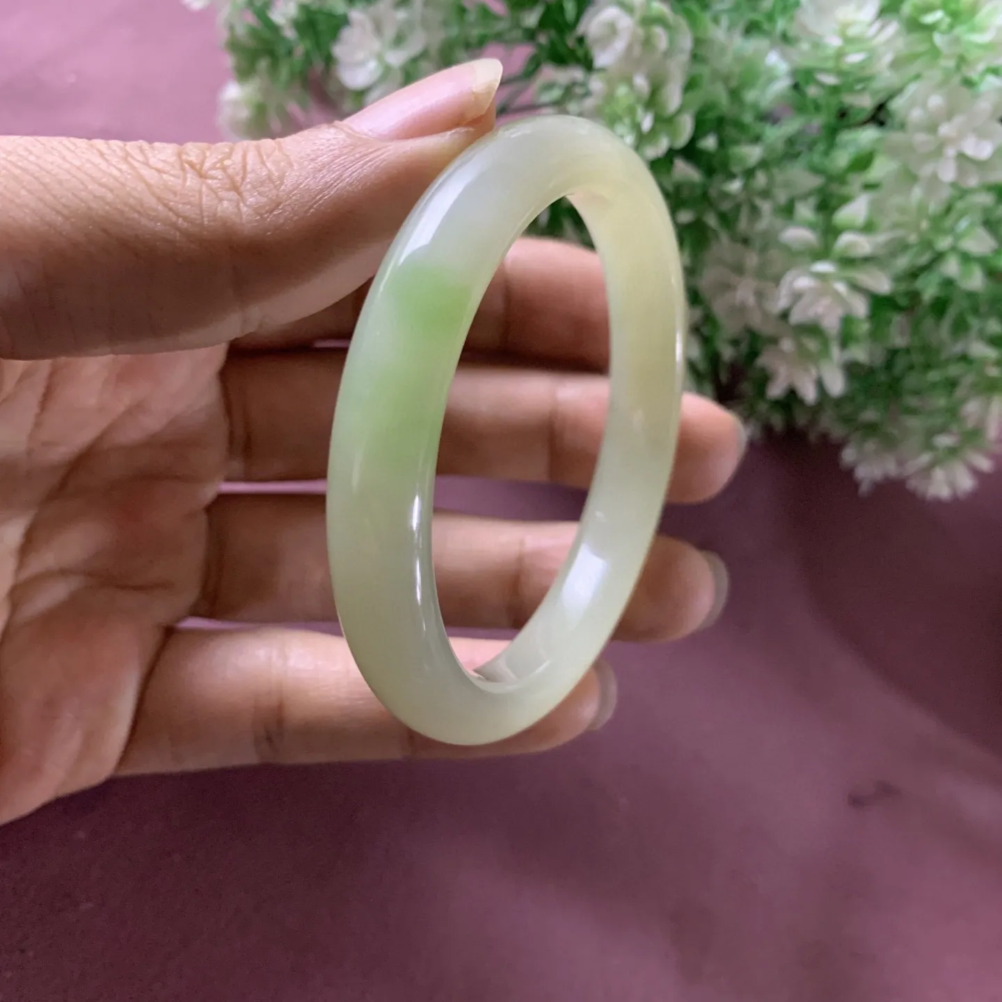 和田玉55圈口翠青手镯，玉质细腻油润 底色纯净，脂粉好，品质高