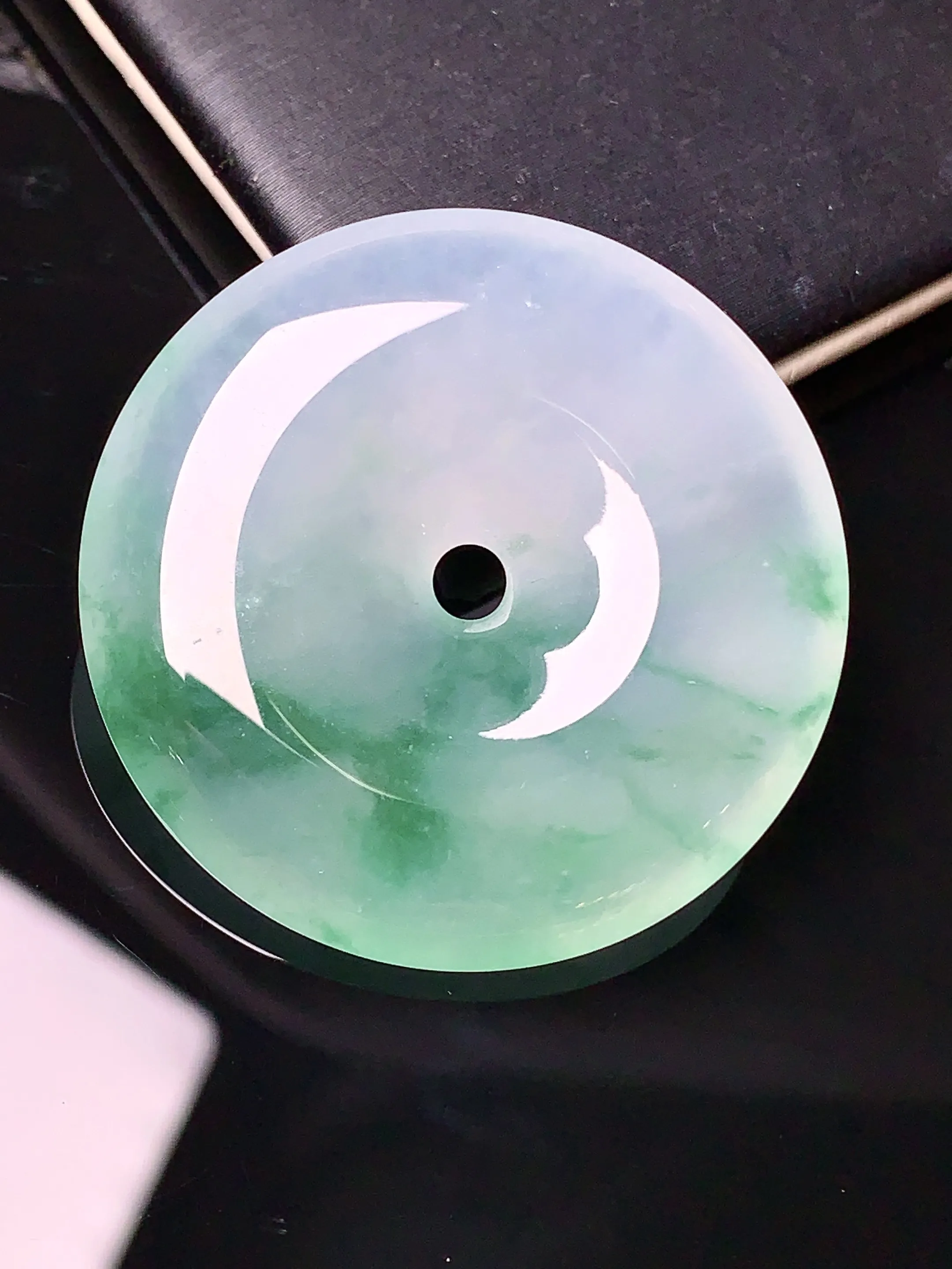 冰种飘绿平安扣吊坠 玉质细腻 色泽艳丽 整体尺寸34.6*6.8