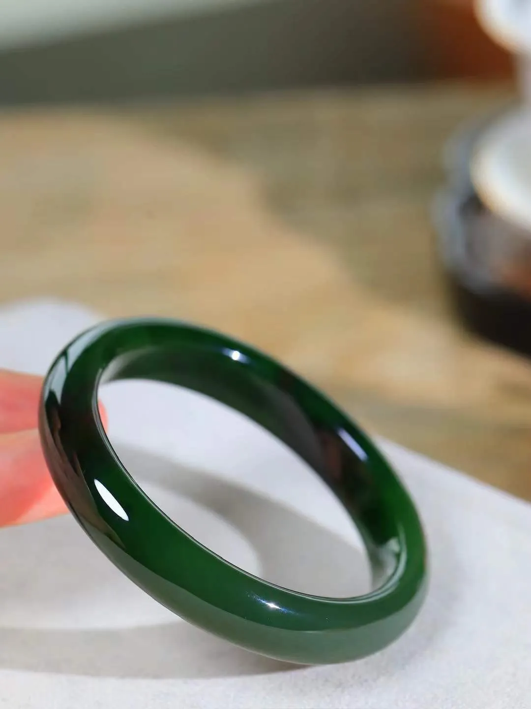 【碧波流转·手镯】

精品️和田玉碧玉手镯，玉质细腻温润，手感舒适，️线条流畅，简约大气，美自天成，佩戴于腕间，婉约之美，举手投足间透出那份低调奢华，醉人心扉。
重54.4克 内径圈口57.5mm尺寸12.2-8.3mm  FDA-13110608