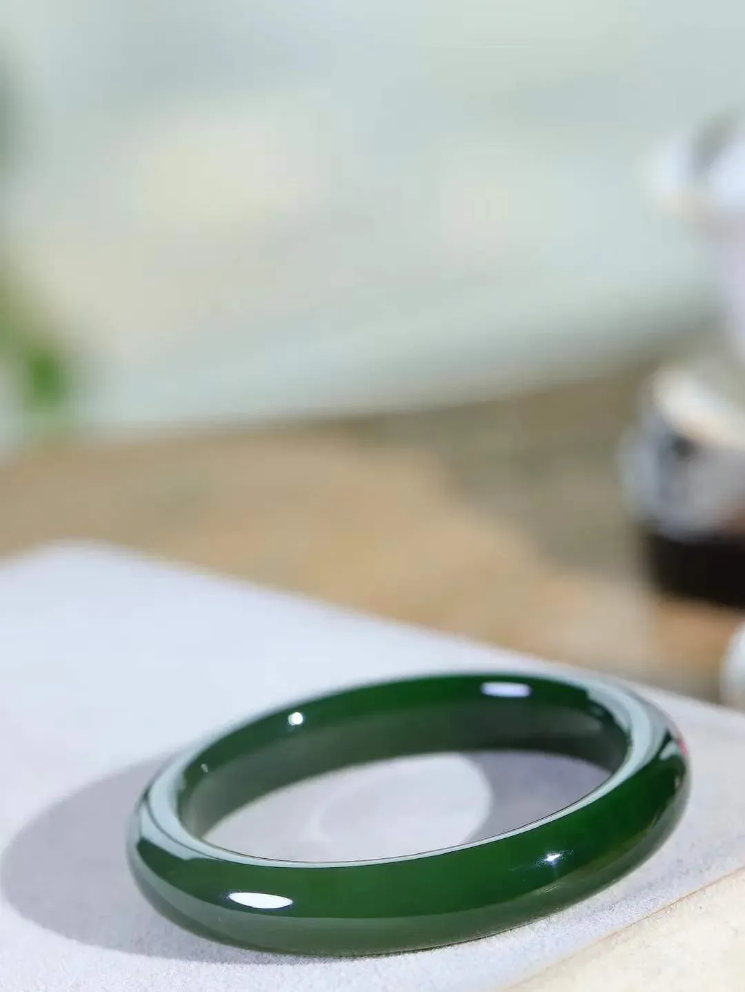 【悠悠芳华.镯】

精品和田玉碧玉手镯 玉质温润 青葱岁月，尽收腕中，婉转流畅，凝岁月悠长。盈一