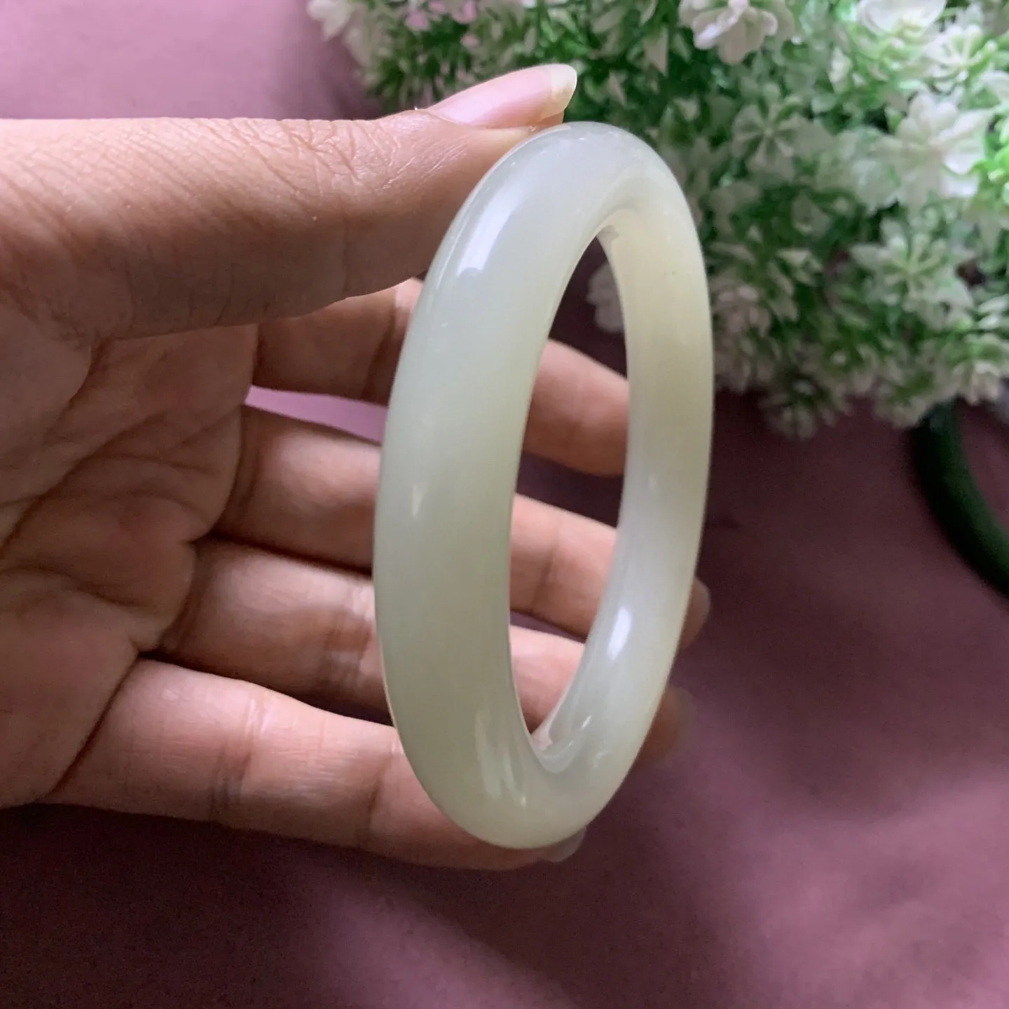 和田玉58.3圈口晴水色手镯，玉质细腻油润，密度紧凑，琢型圆润，高脂粉，品相大，佩戴端庄典雅