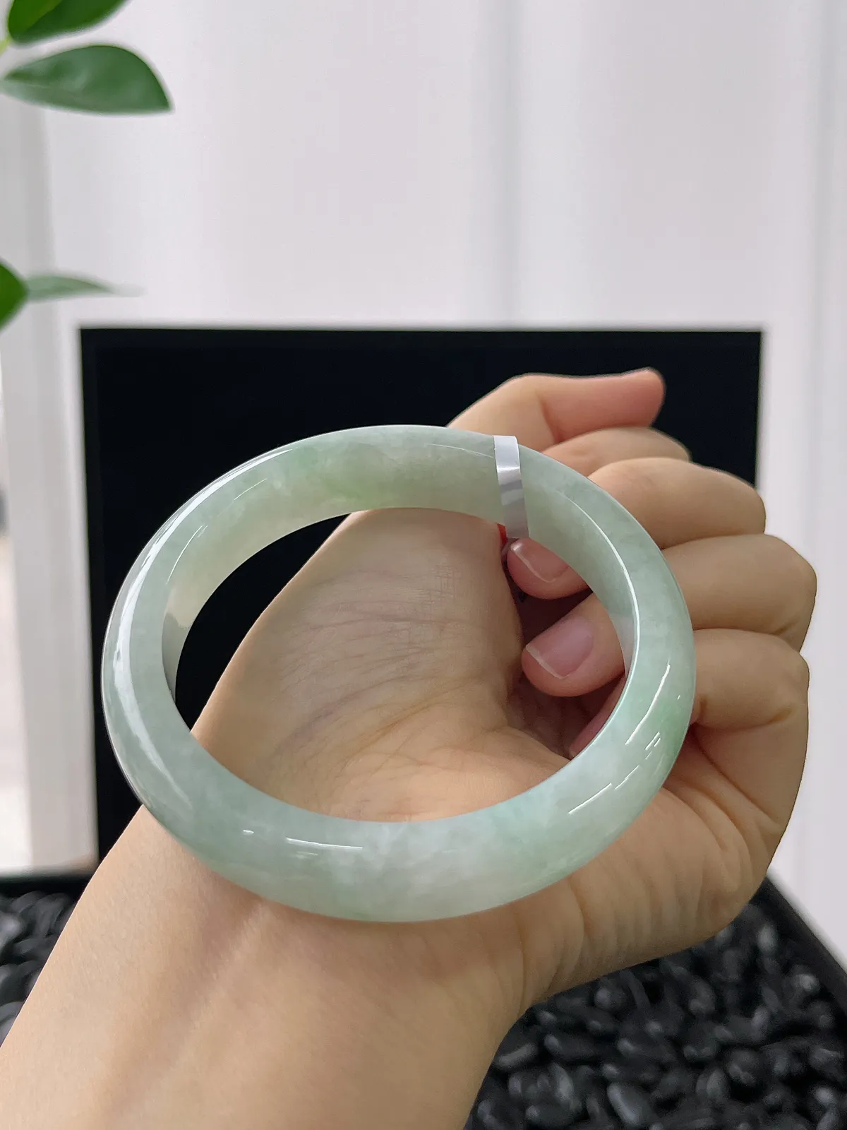 正圈56.8圈口，翡翠糯化种浅绿色手镯